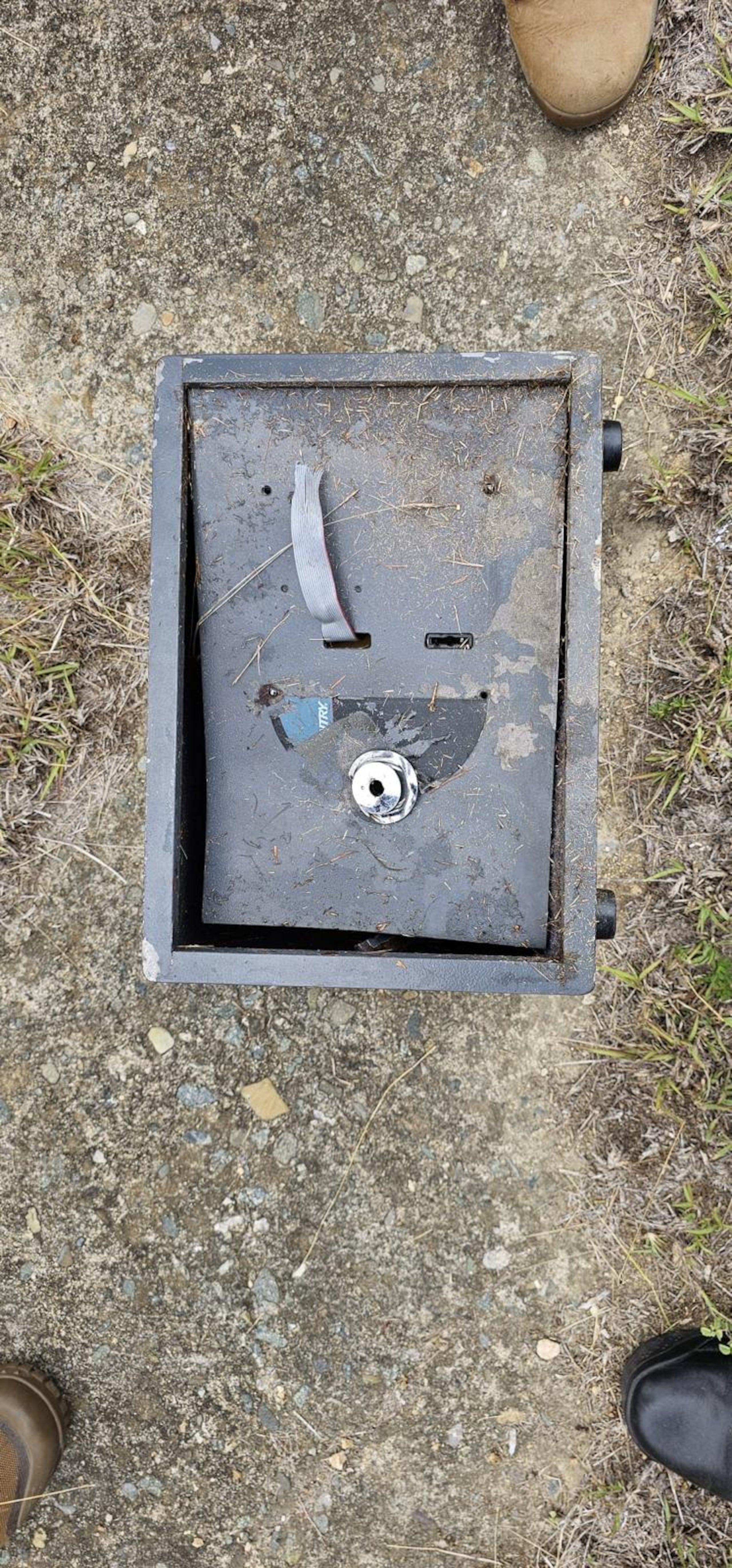 Caja fuerte hallada en el estacionamiento de Walmart, en la avenida Baramaya, en Ponce, no tenía carga explosiva.