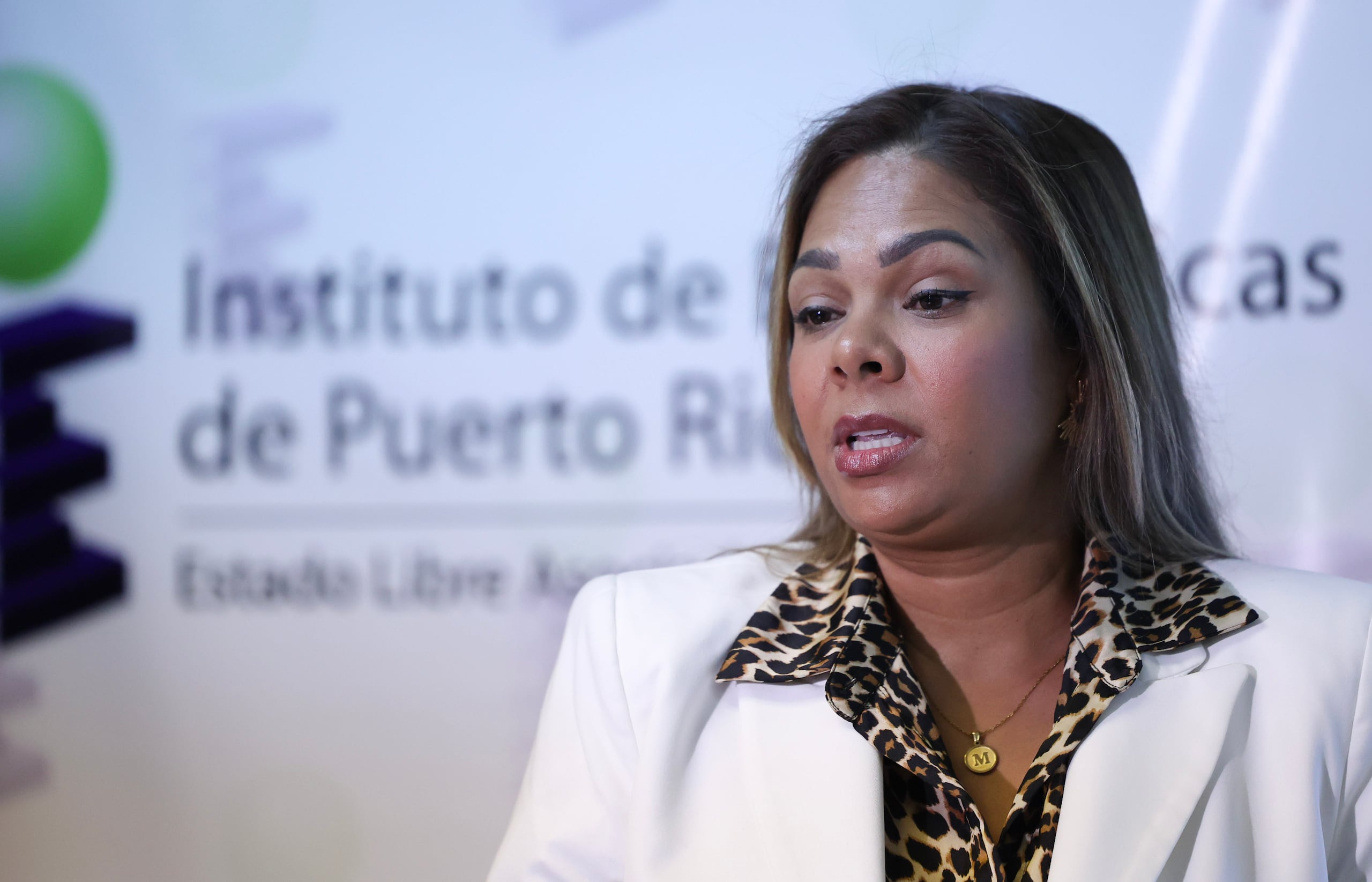 Conferencia de prensa del Instituto de Estadísticas de Puerto Rico y la Oficina de la Procuradora de las Mujeres donde presentan los resultados del estudio que identifica las necesidades y desafíos de la mujer trabajadora tanto en el sector público como privado, amas de casa, cuidadoras, empresarias y aquellas que trabajan de forma independiente. En la foto, Madeline Bermúdez, procuradora de las Mujeres.