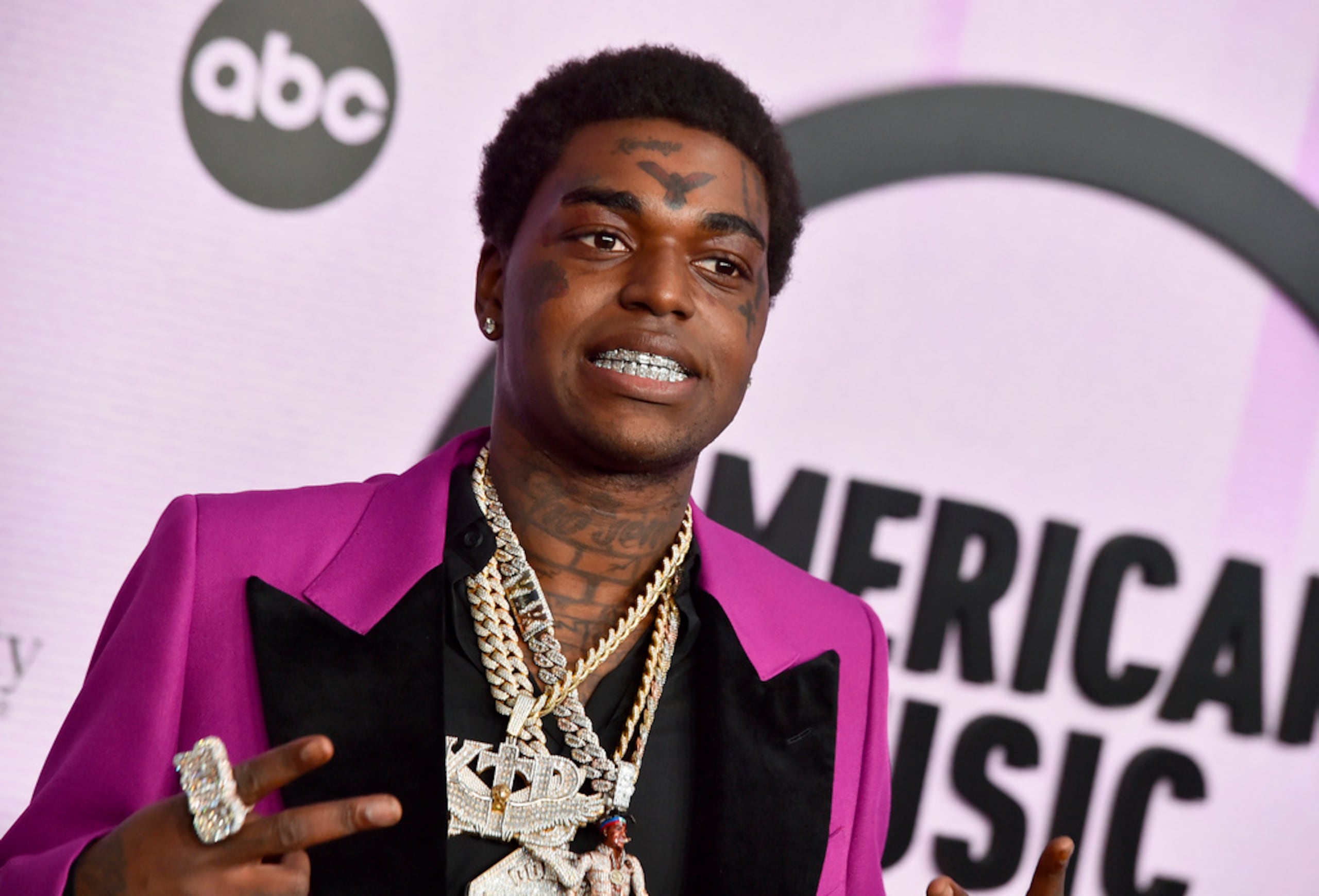 Kodak Black ha vendido más de 30 millones de sencillos, con éxitos como “Super Gremlin”, que alcanzó el puesto número 3 en el Billboard Hot 100 en 2022.