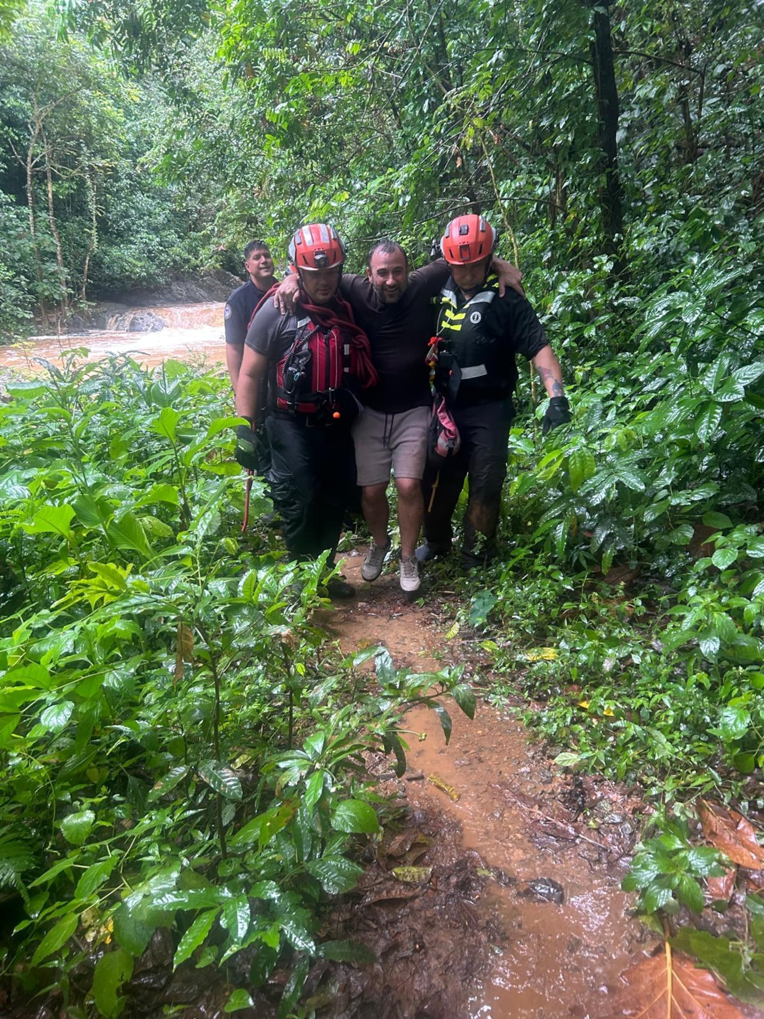 El director de Manejo de Emergencias  municipal de Bayamón, Edwin Sánchez informó que tras un operativo que duró varias horas, seis personas, (cuatro varones y dos mujeres), fueron rescatadas,  luego de ser arrastradas por un golpe de agua, en el Charco Prieto del Bo. Dajaos en Bayamón.