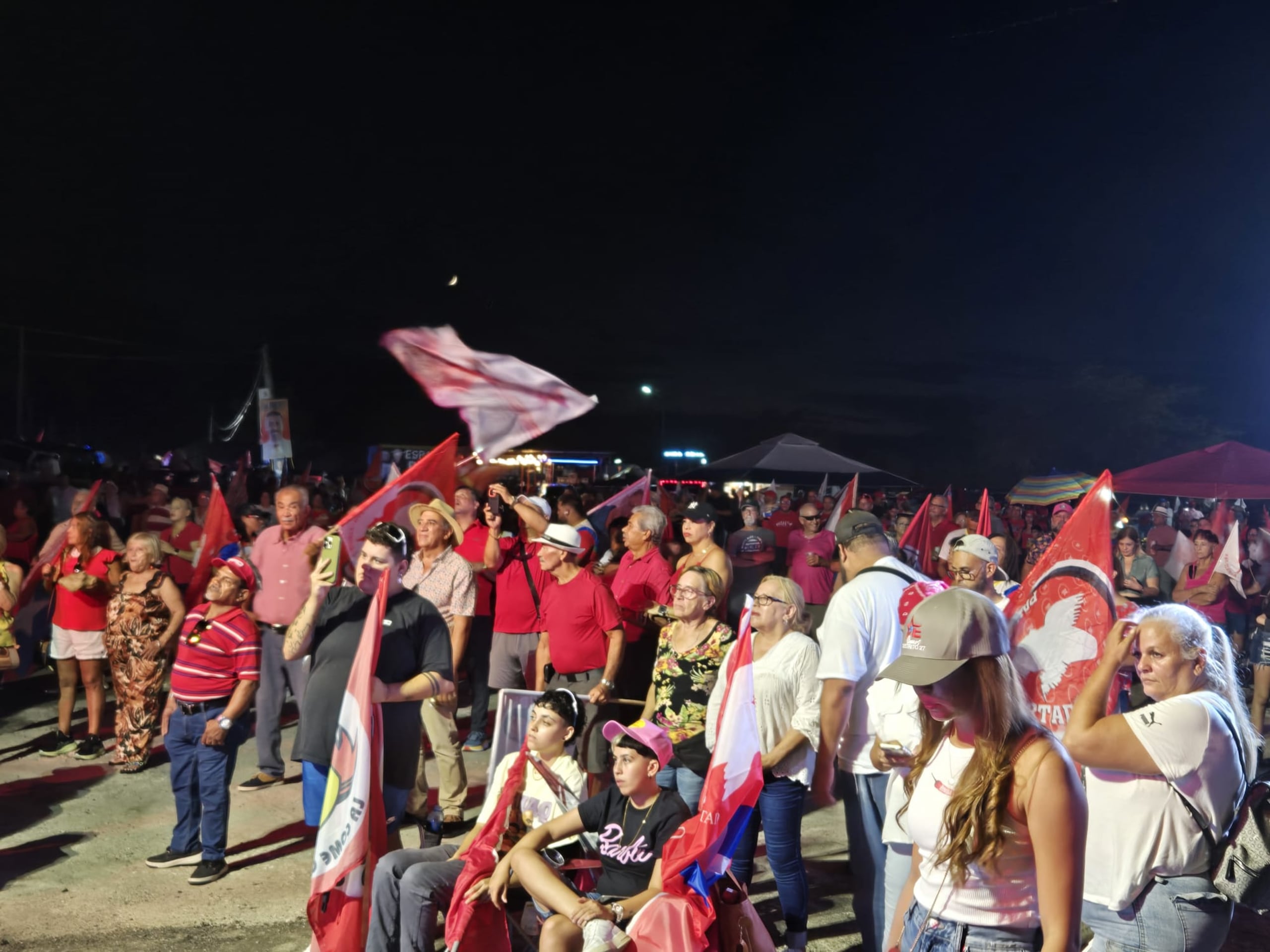 Los simpatizantes del Partido Popular Democrático esperaban en Santa Isabel a Jesús Manuel Ortiz y Pablo José Hernández.