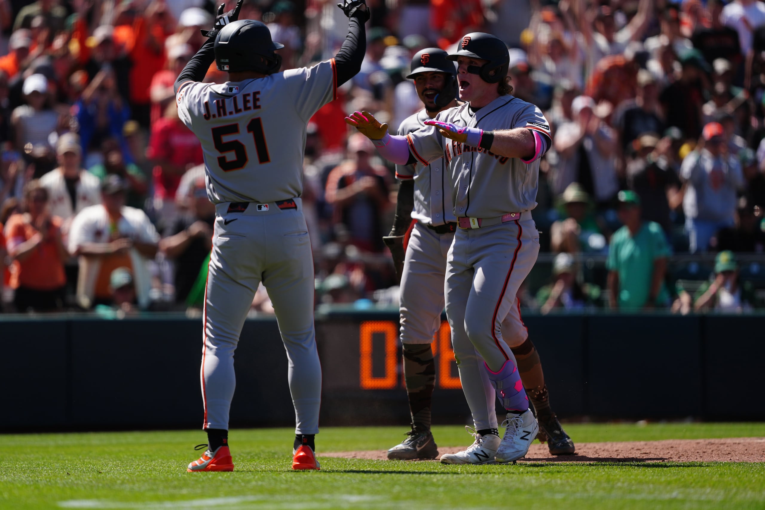 Harrison Bader es felicitado en el plato por Jung Hoo Lee (51) luego de conectar un cuadrangular con bases llenas en la octava entrada.