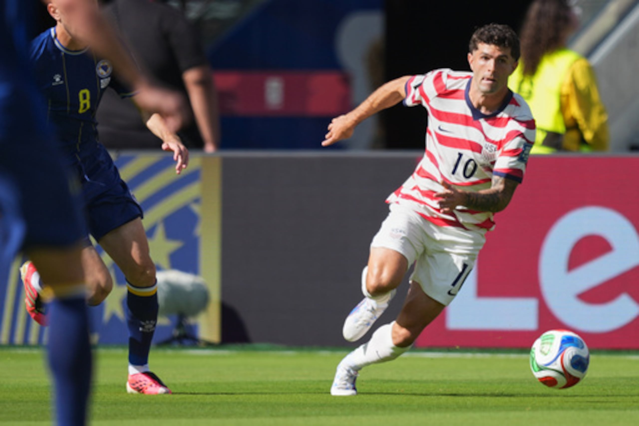 El estadounidense Christian Pulisic (10) corre con el balón durante el partido de la ronda de 32 de la Copa del Mundo de fútbol entre Estados Unidos y Bosnia, disputado en Santa Clara (California), cerca de San Francisco, el miércoles 1 de julio de 2026. (Foto AP/Julio Cortez)