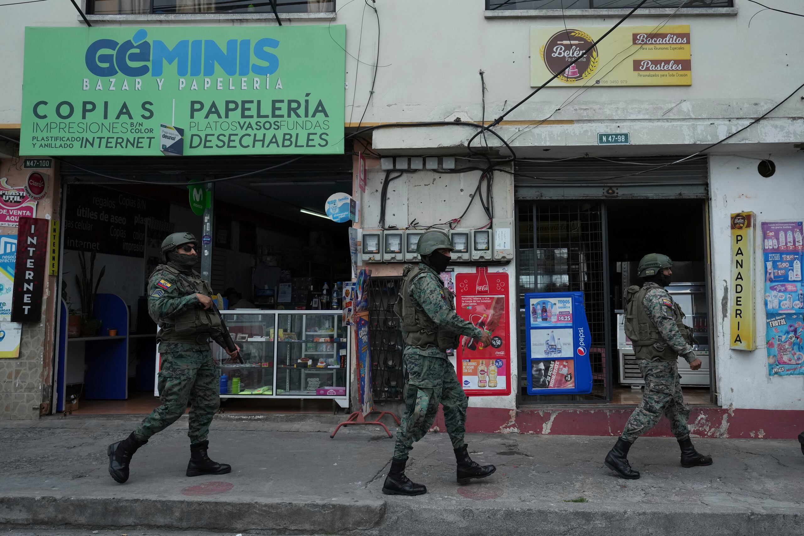 Soldados patrullan el perímetro de la prisión de Inca durante el estado de emergencia en Quito, Ecuador, el 9 de enero de 2024.