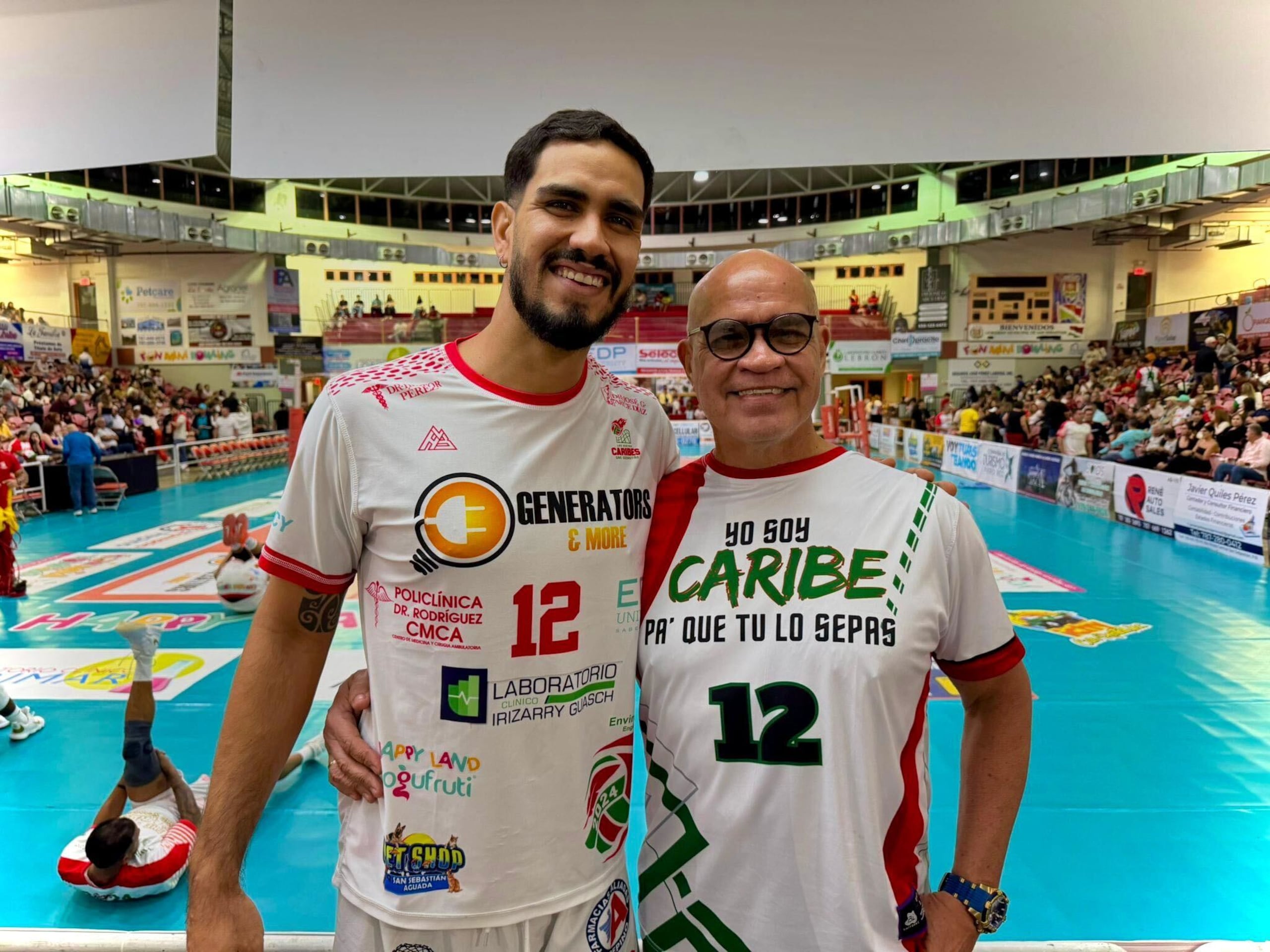 Howard García, de los Caribes de San Sebastián, junto a su papá, Erico García.