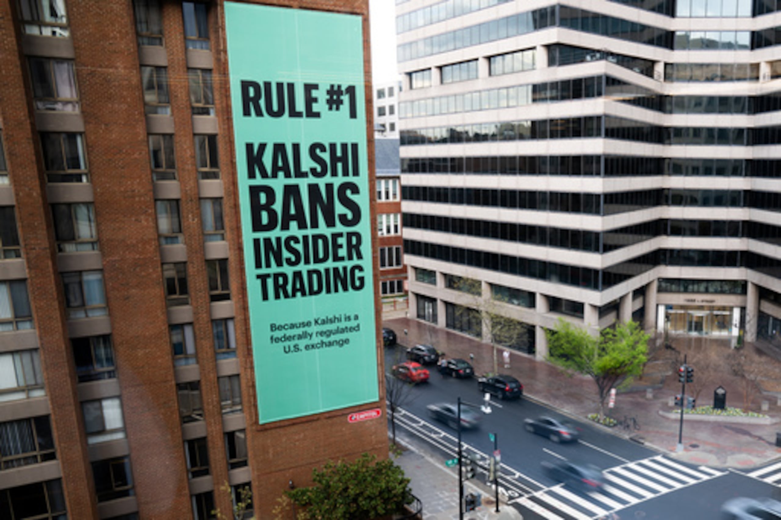ARCHIVO - Un anuncio de la plataforma de mercados de predicción Kalshi cuelga en las calles 13 y L, en el noroeste de Washington, el 1 de abril de 2026. (AP Photo/Allison Robbert, Archivo)
