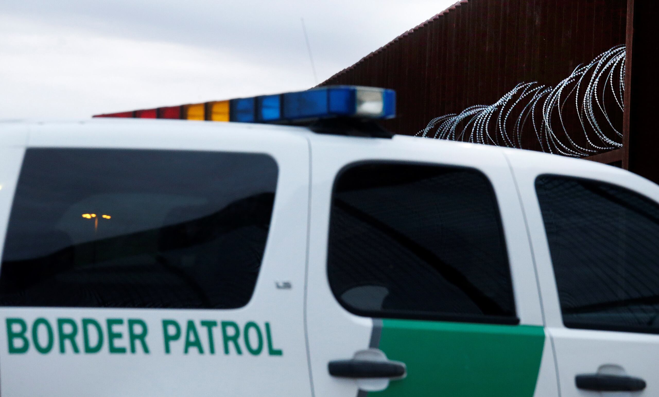 Según la fiscalía, Millan ordenó a tres mujeres que le mostraran sus pechos desnudos a través de una cámara web mientras tramitaba sus solicitudes de entrada en el país.