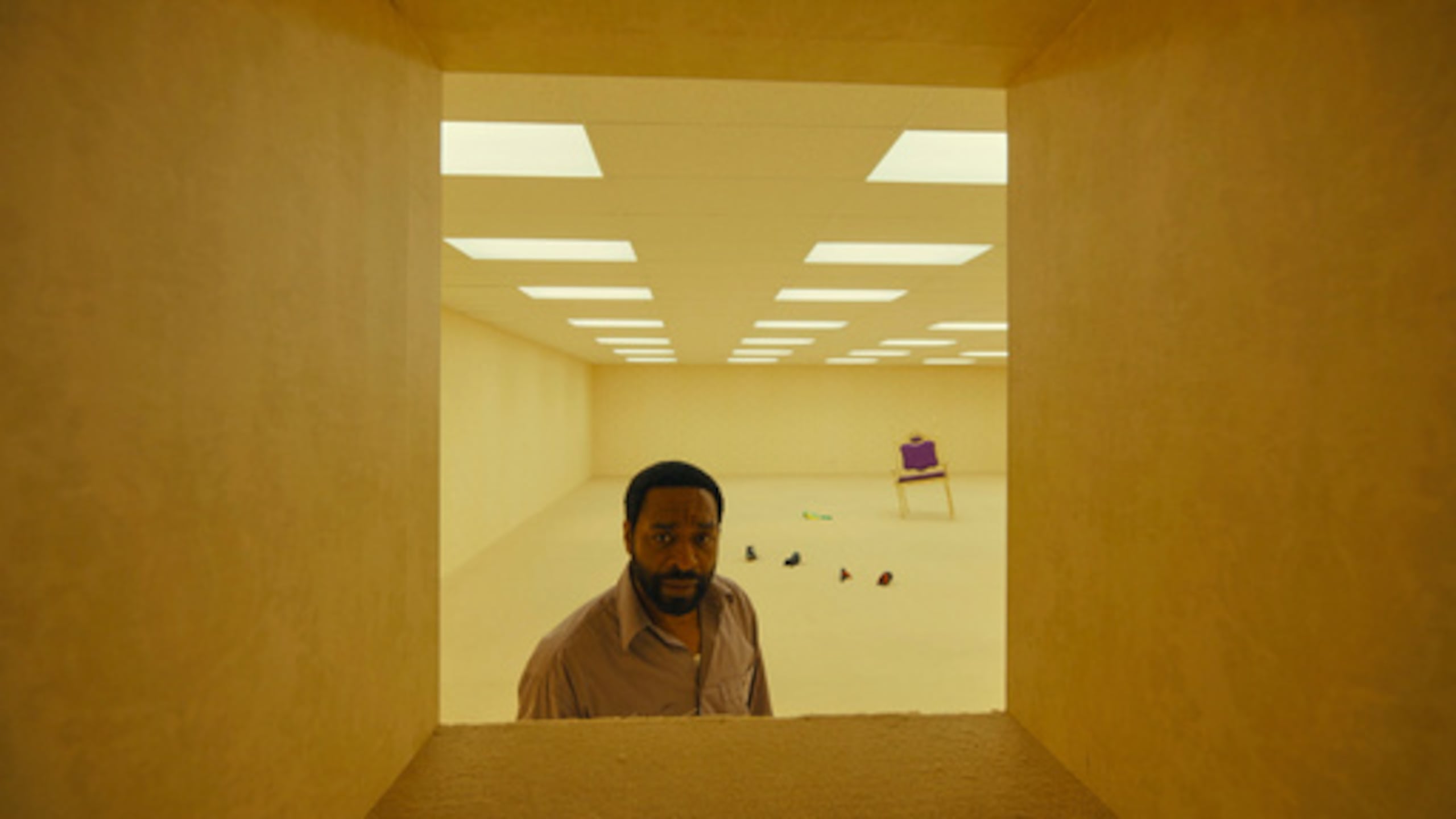 Esta imagen difundida por A24 muestra a Chiwetel Ejiofor en una escena de "Backrooms". (A24 vía AP)