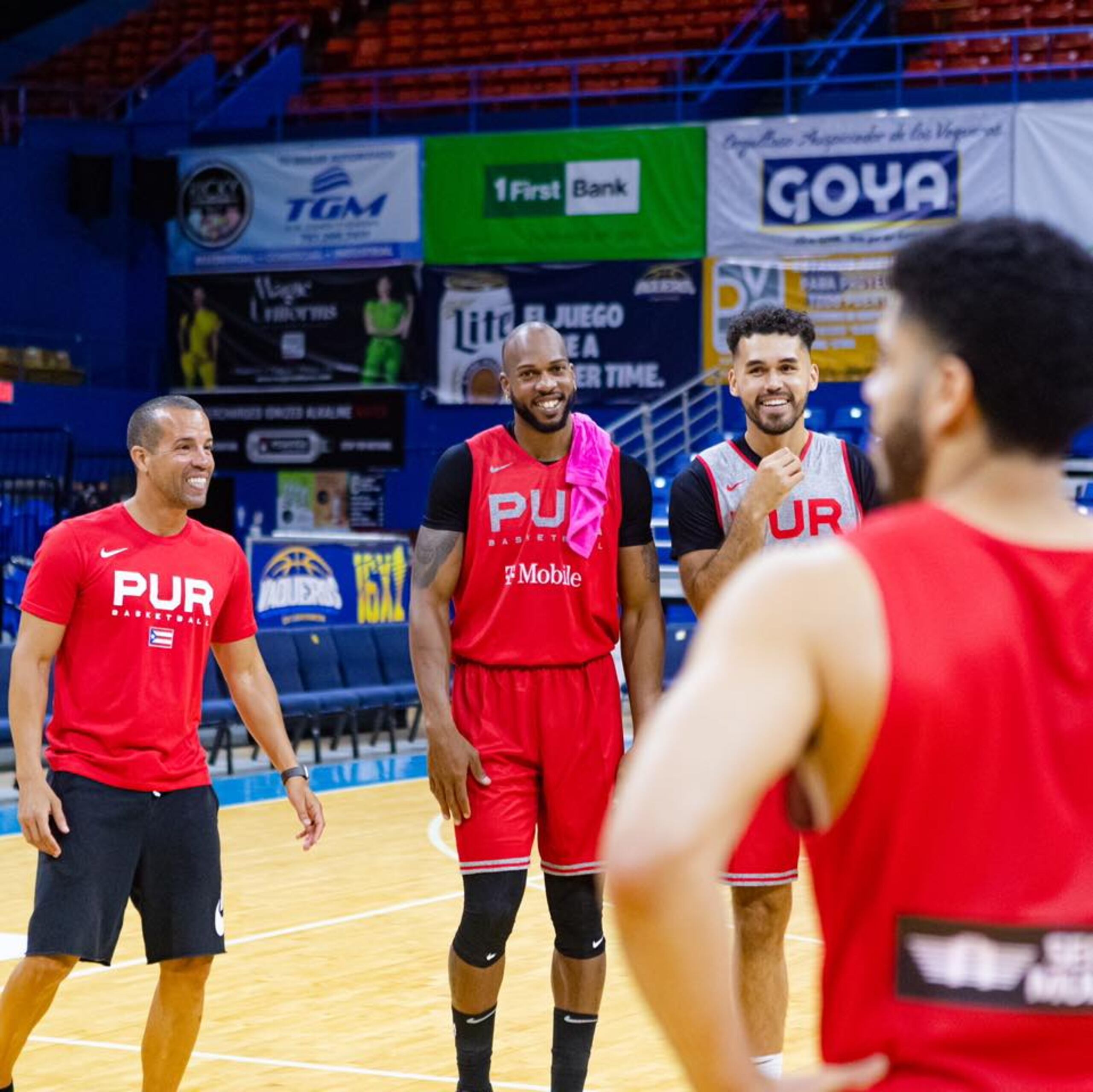 Ismael Romero (al centro) viene de disputar la final del BSN con los Vaqueros de Bayamón.