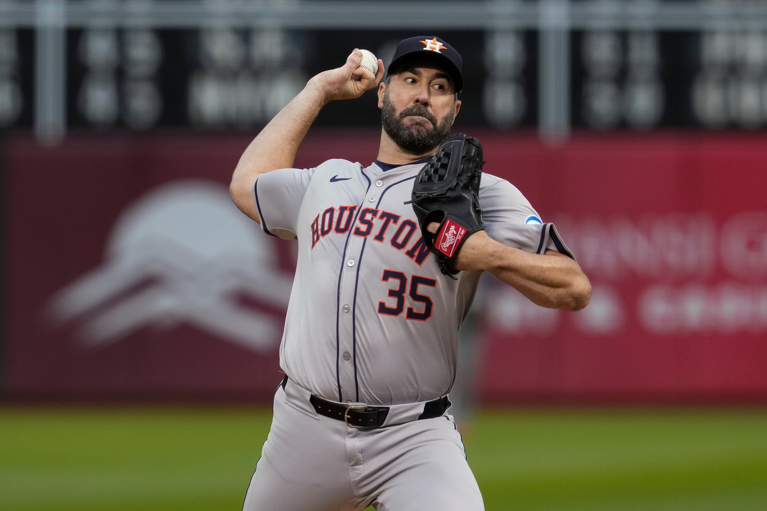 Justin Verlander, lanzador de los Astros de Houston, hace un pitcheo en el encuentro del viernes 24 de mayo de 2024, ante los Atléticos de Oakland  (AP Foto/Godofredo A. Vásquez)