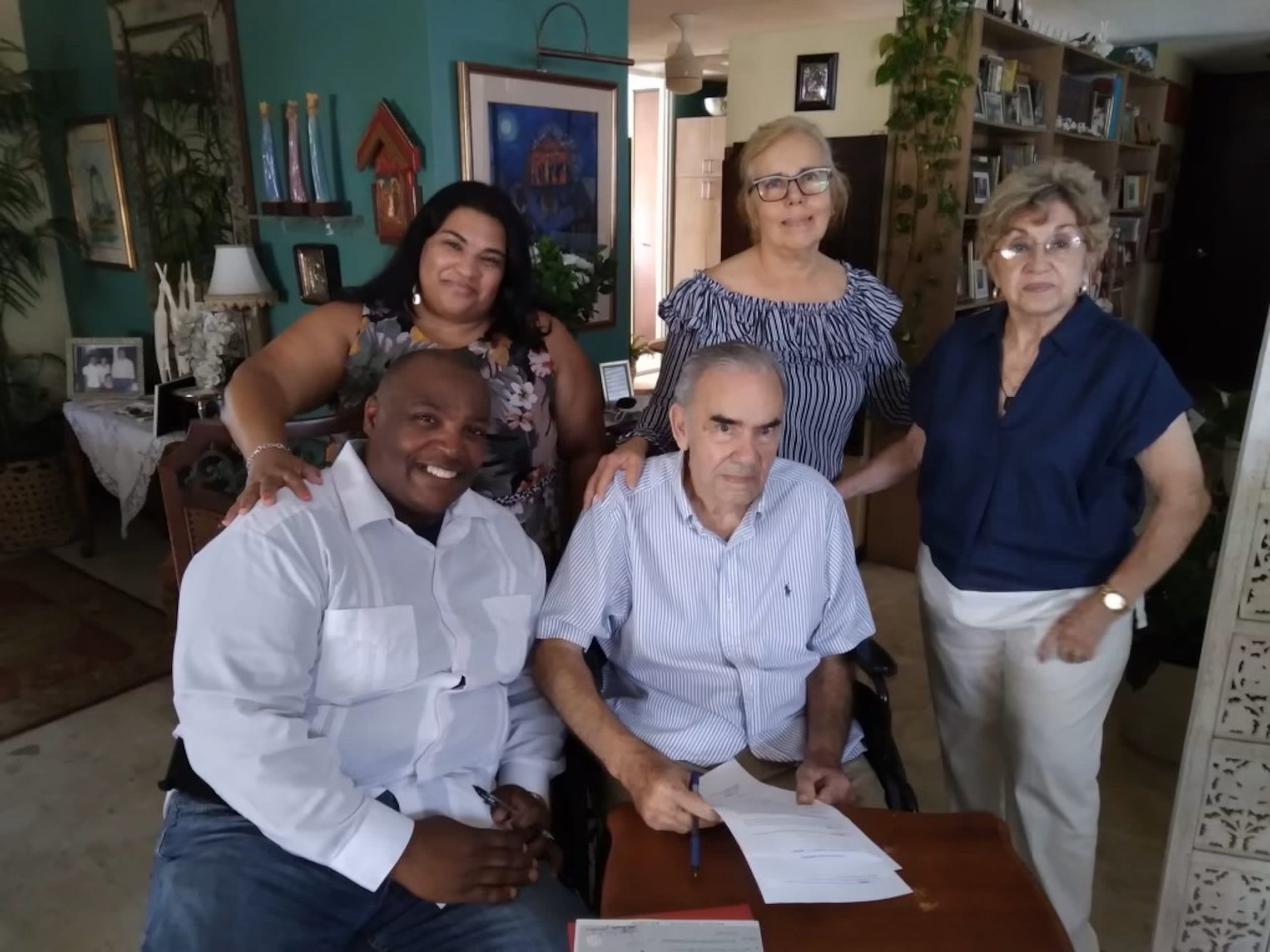 Momento en que María y Kevin VannReyes se convierten en propietarios de la tienda Sesto.