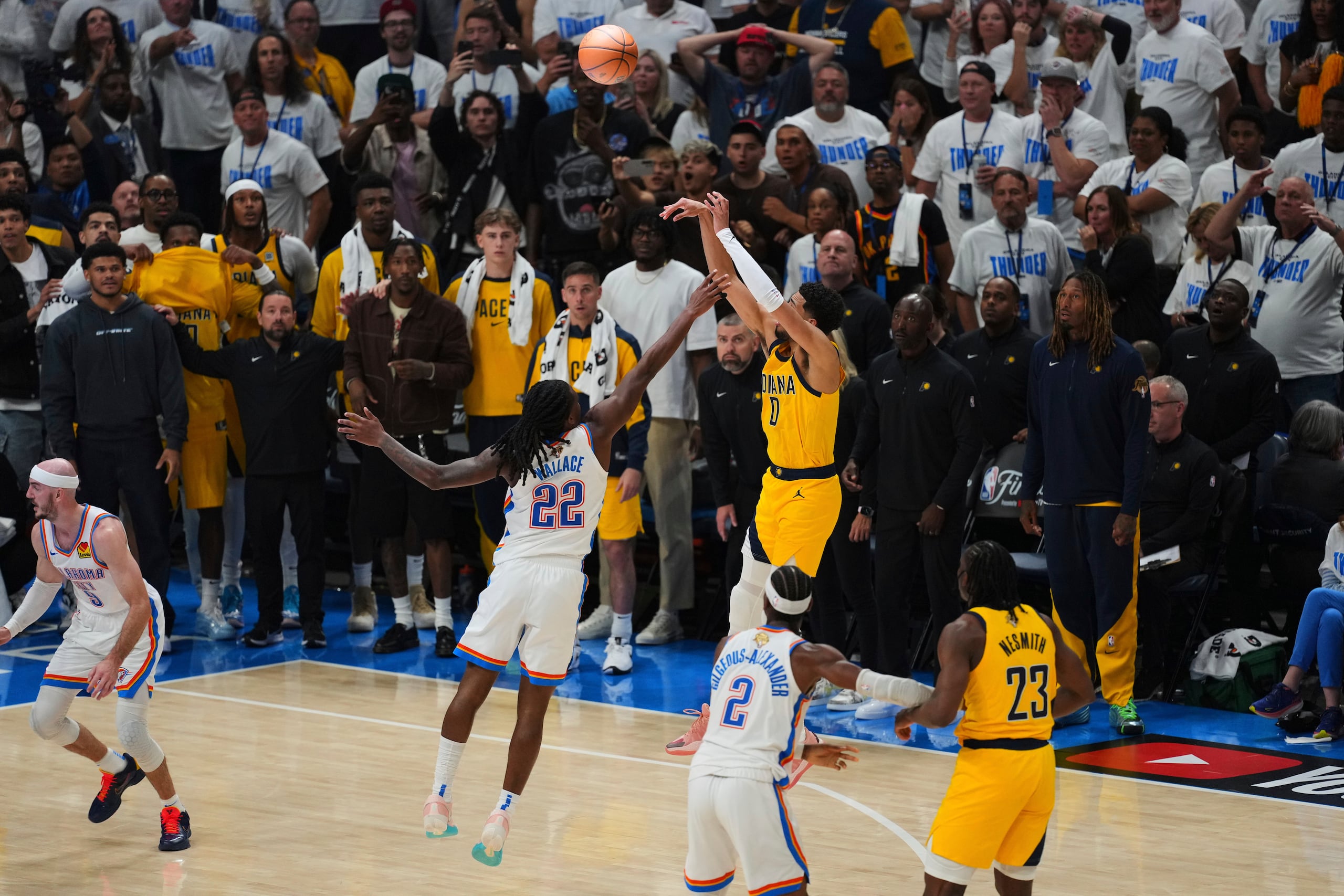 Tyrese Haliburton, de los Pacers de Indiana, lanza la canasta de la victoria en el primer partido de las Finales ante el Thunder de Oklahoma City.