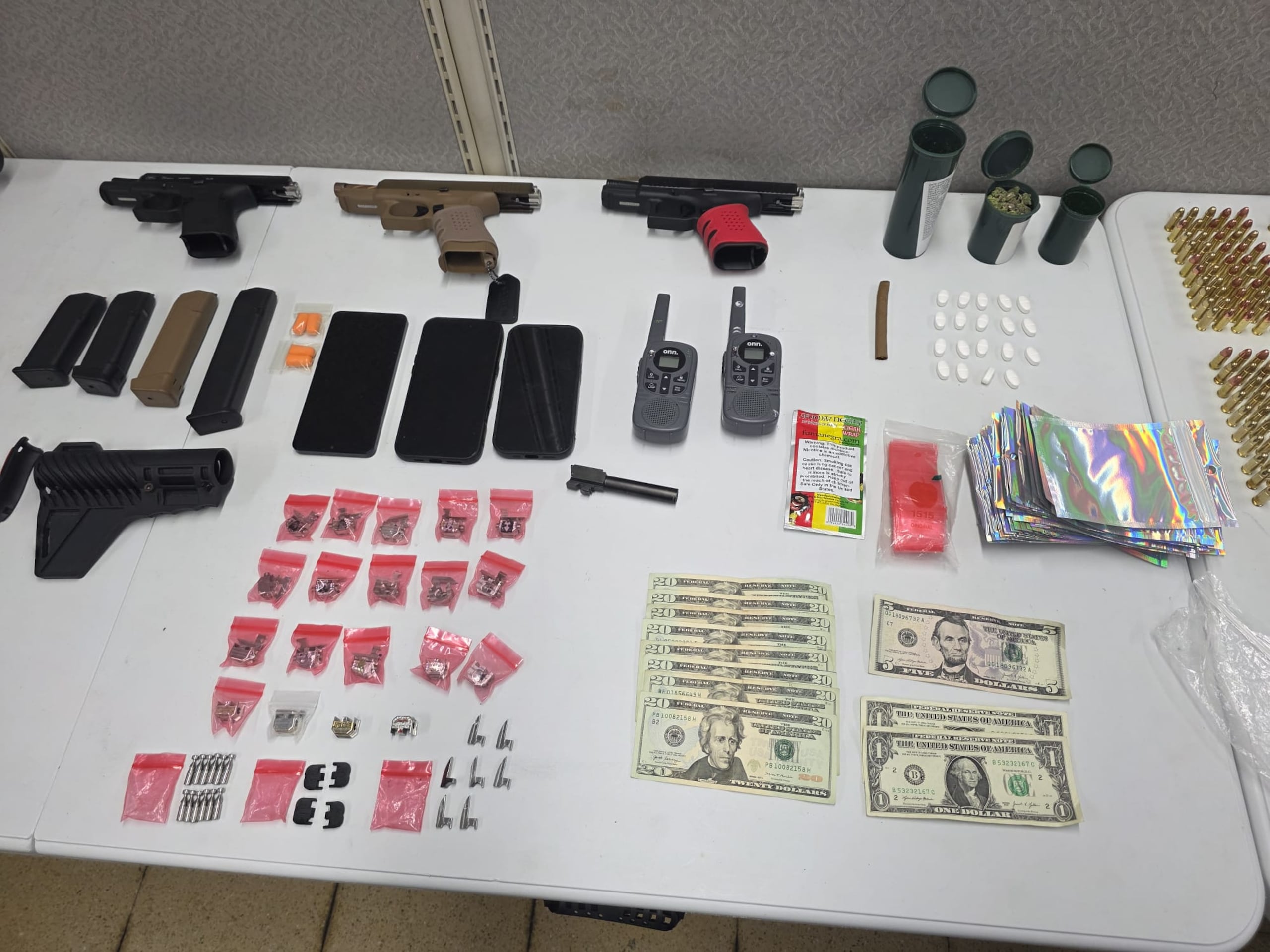 Resultados de un allanamiento diligenciado en Caguas donde arrestaron al armero de una organización criminal de Turabo Heights.