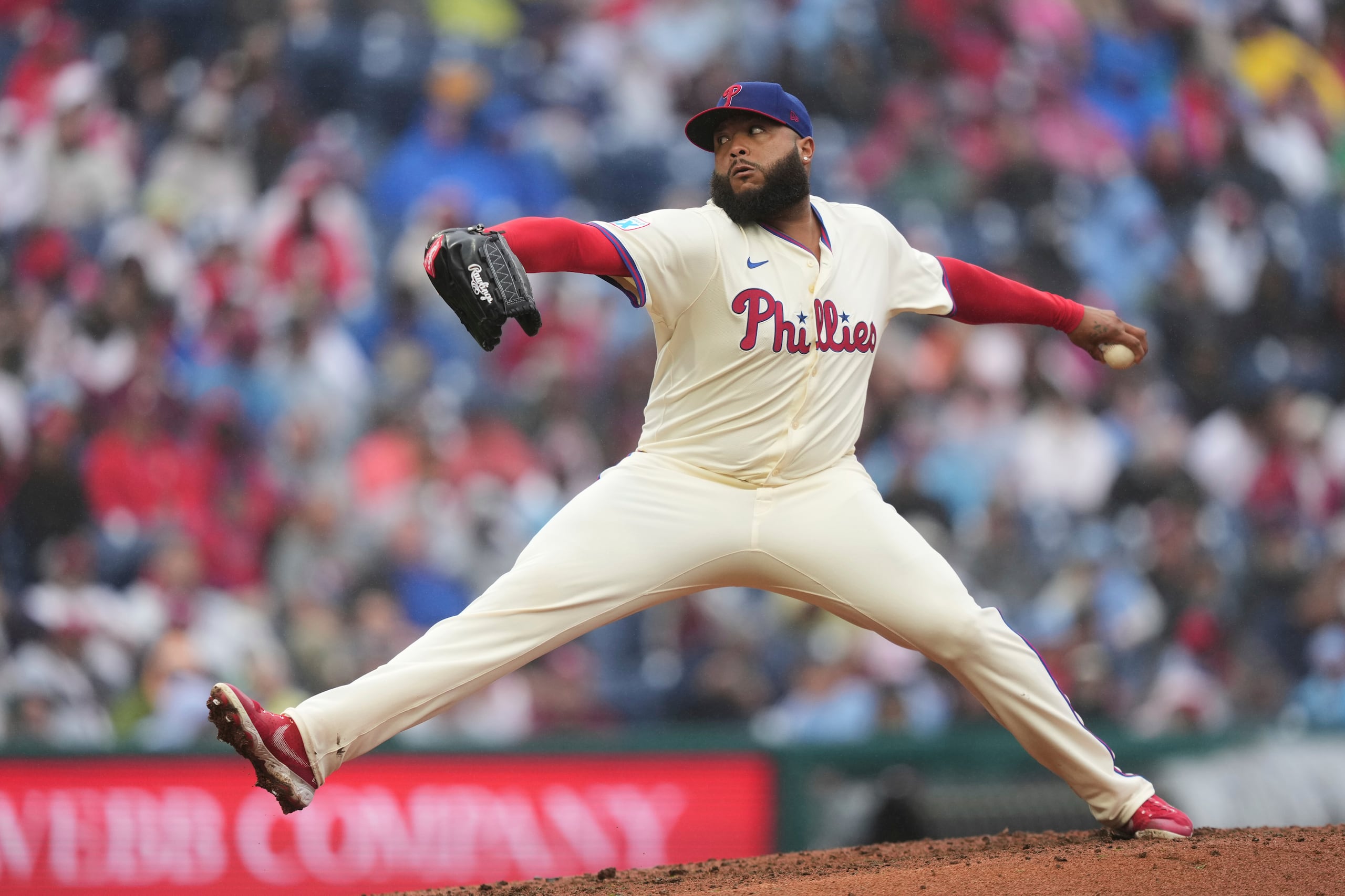 El cerrador José Alvarado lanza en la octava entrada del primer juego de la doble cartelera ante los Cardinals el pasado 14 de mayo.
