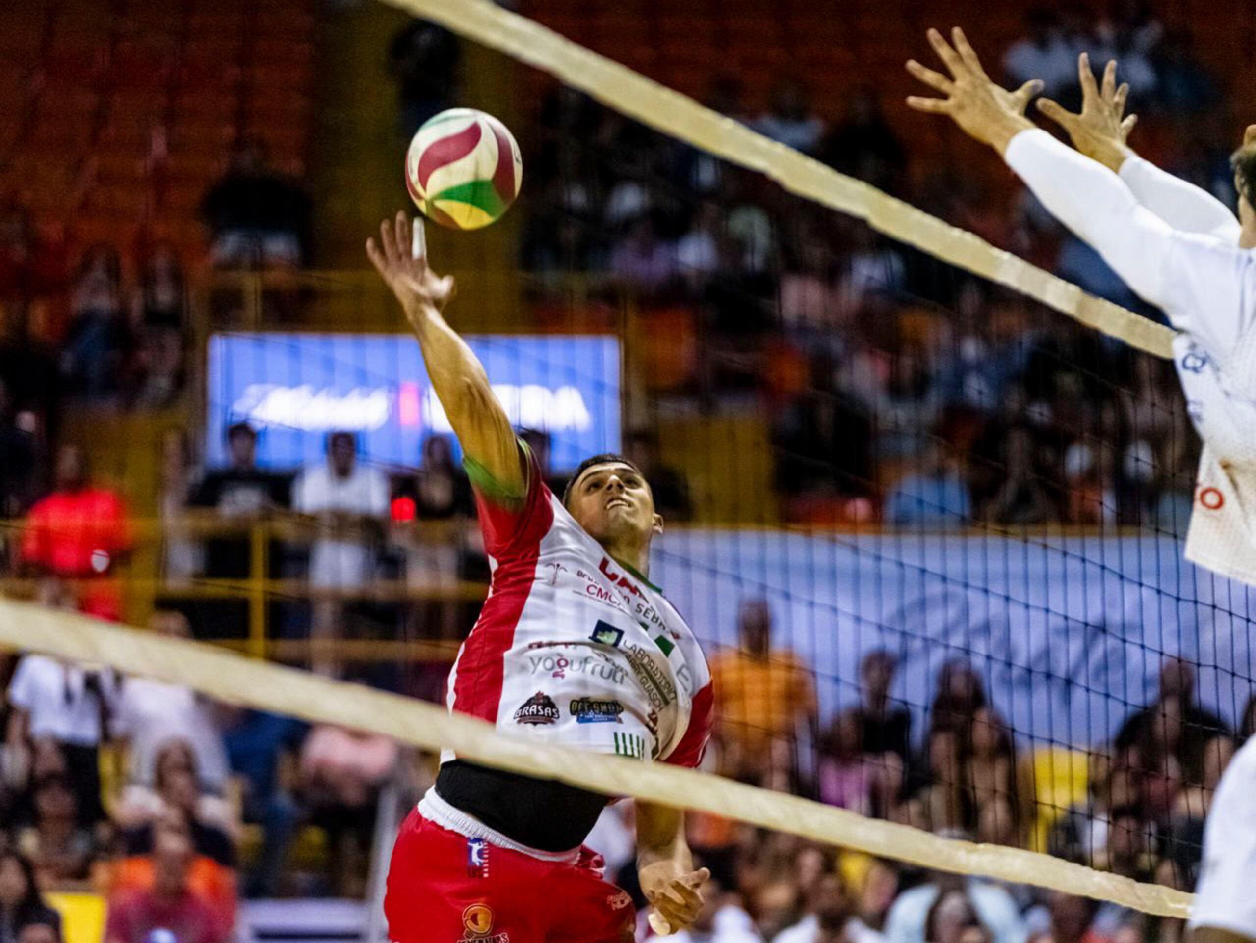 Pelegrín Vargas realiza un ataque en el séptimo juego de la serie final del Voleibol Superior Masculino entre los Caribes de San Sebastián y los Changos de Naranjito.