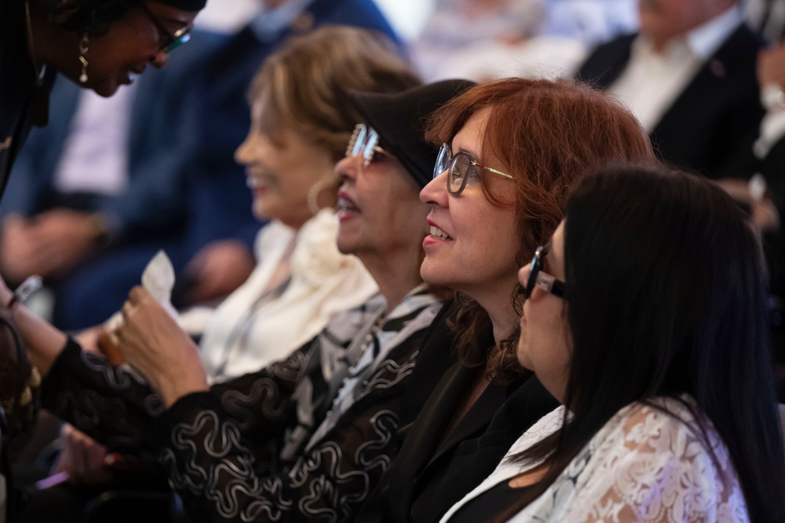 María Soledad Gil, a quien todos llaman Marisol, aparece aquí recibiendo un mensaje de condolencia en el velatorio de su padre el miércoles en la Casa Olímpica. El fenecido líder deportivo hoy jueves y mañana viernes está siendo velado en la Funeraria Carrasco de Humacao. Su sepelio será este viernes, pasado el mediodía, en el Cementerio Municipal de Humacao.