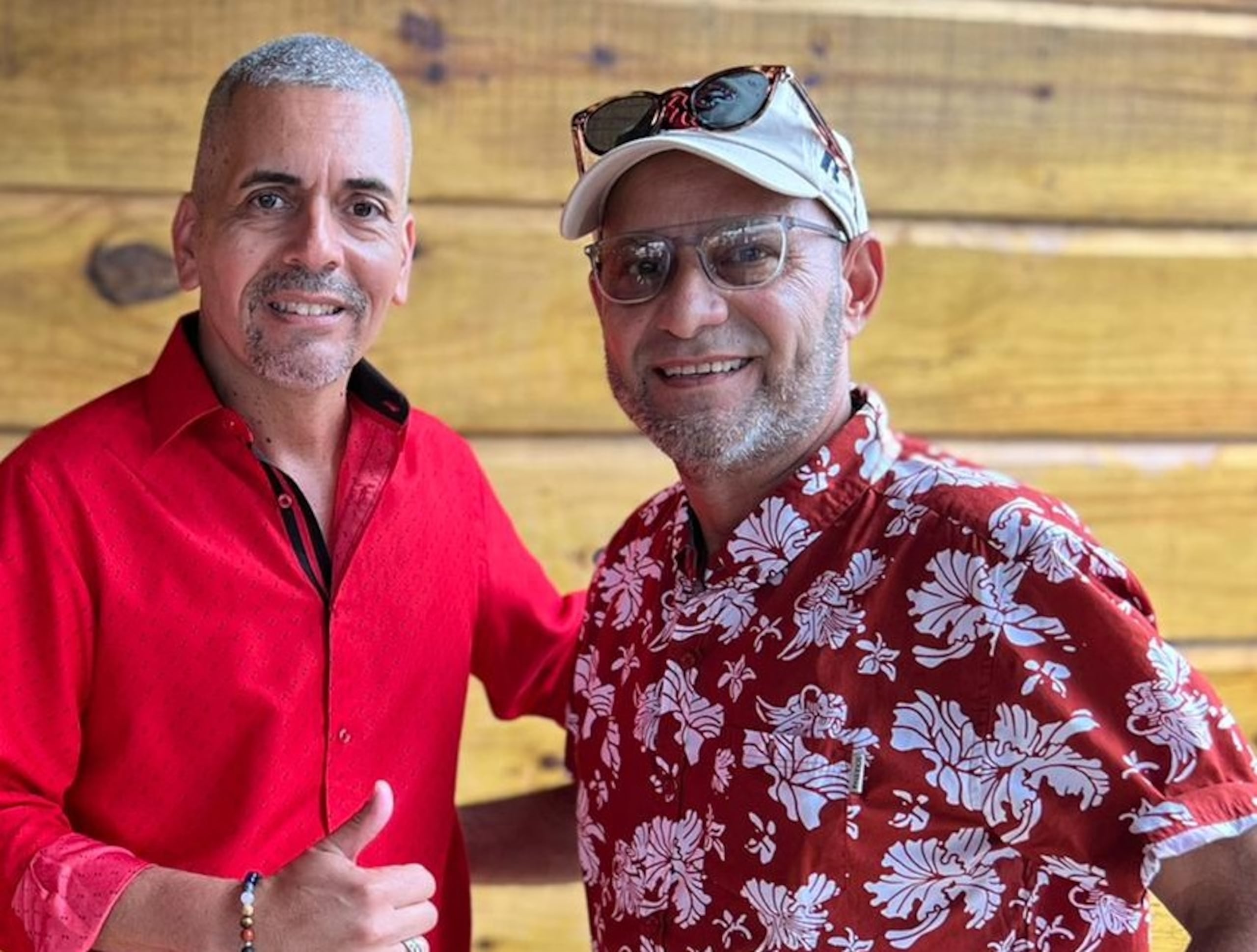 El exalcalde de Hatillo José “Chely” Rodríguez, a la derecha, quien recibía tratamiento de diálisis, falleció el domingo a los 62 años. En la foto le acompaña el actual alcalde, Carlos Román.