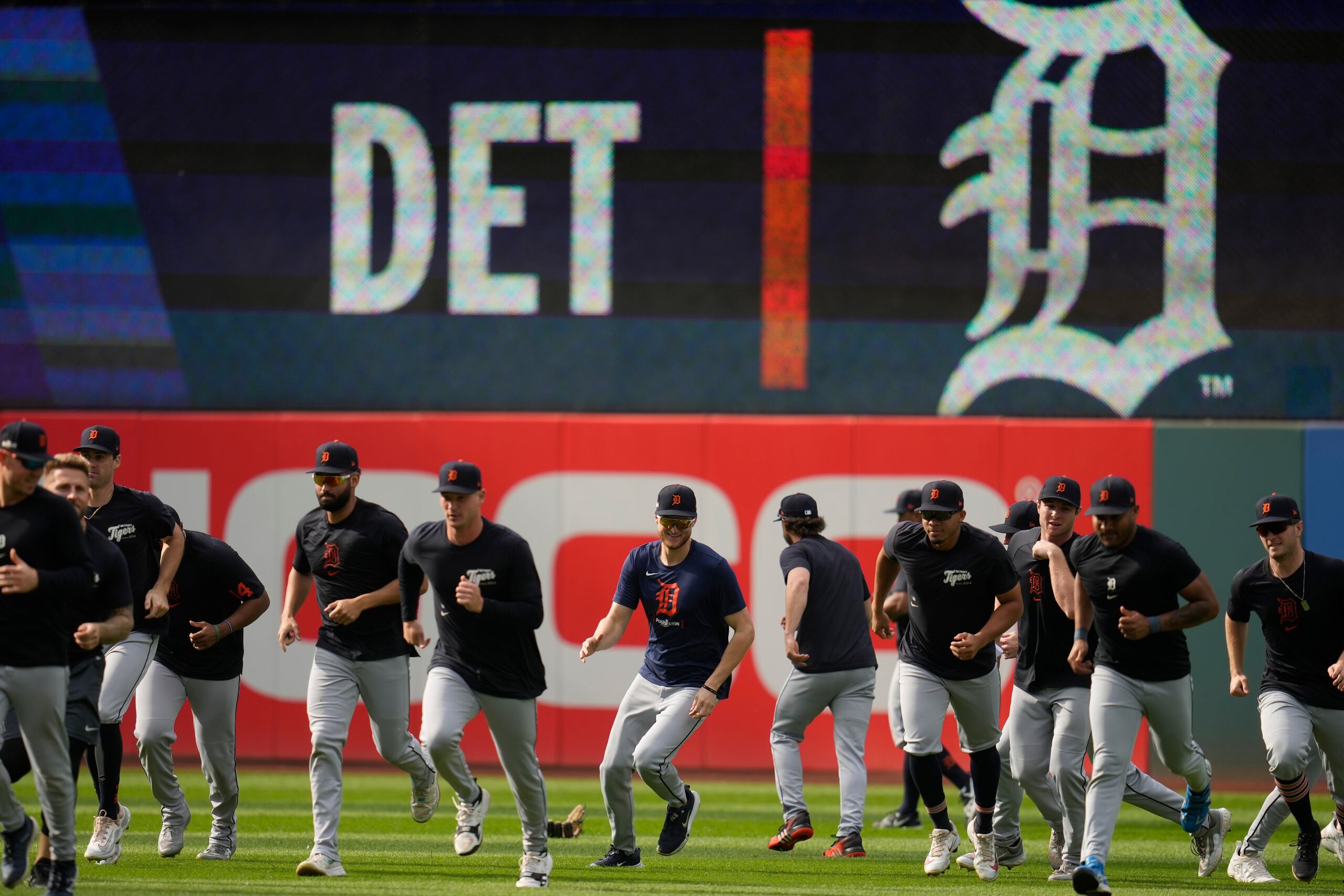 Los Tigers de Detroit corren en conjunto desde los jardines durante un entrenamiento en preparación del duelo de la Serie Divisional ante los Guardianes de Cleveland el pasado viernes.