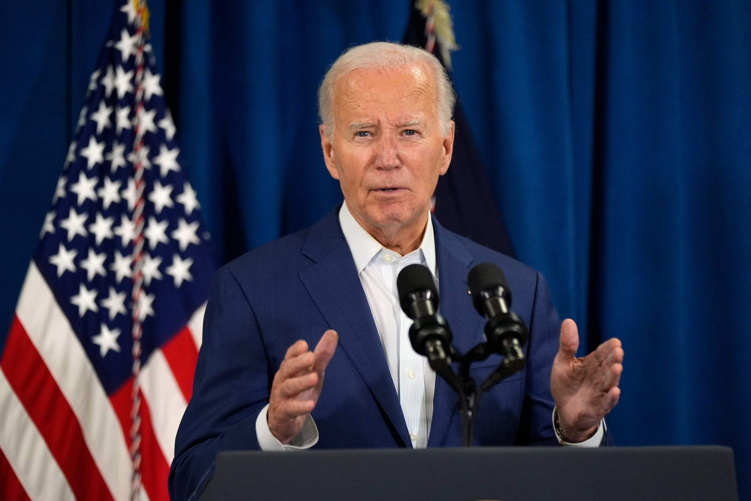 Biden dijo que estaba esperando información adicional antes de calificar formalmente el ataque como un intento de asesinato contra el ex presidente.
