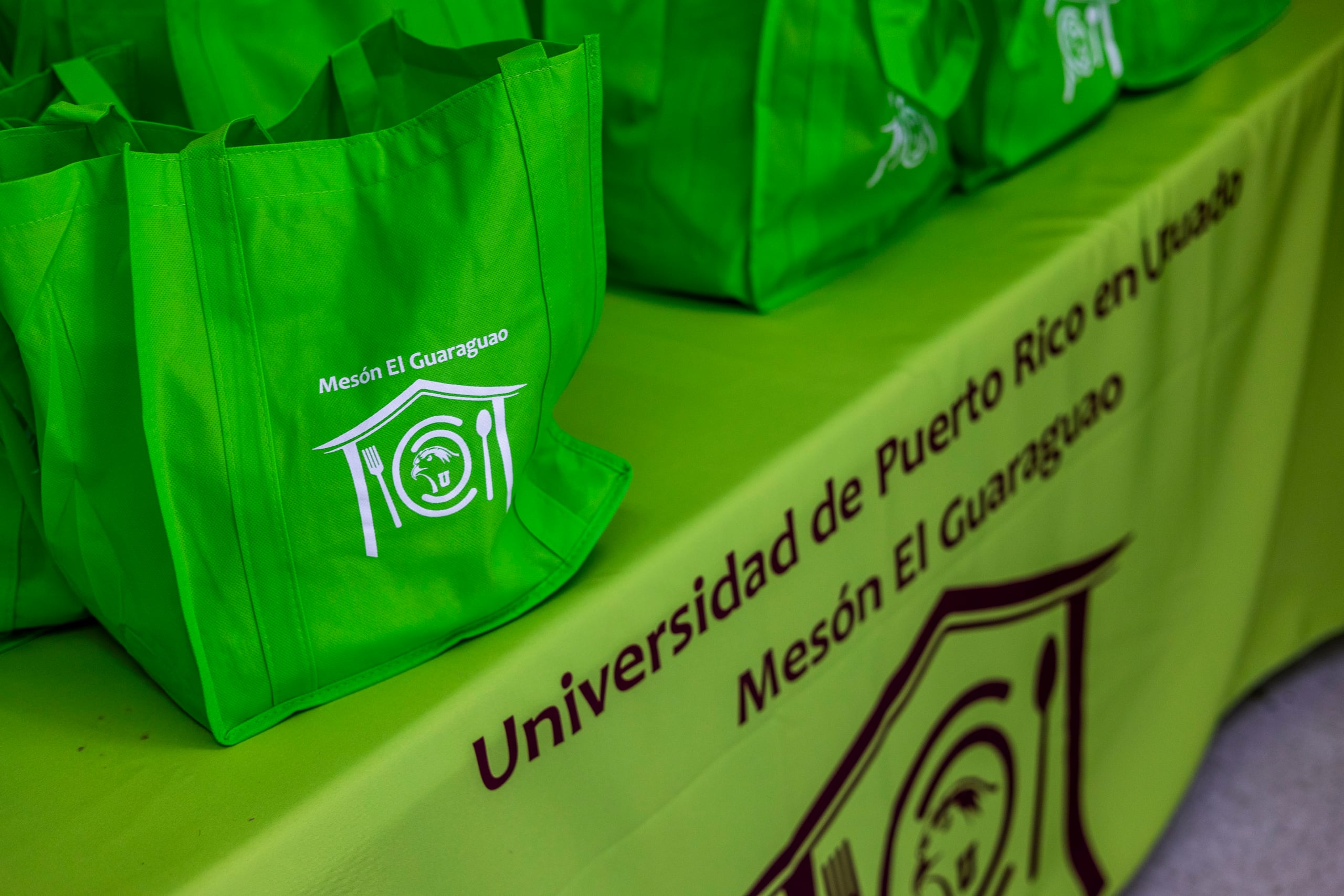 Parte de las bolsas que reparten a los estudiantes de la UPR en Utuado como parte del proyecto de responsabilidad social Meson el Guaraguao.