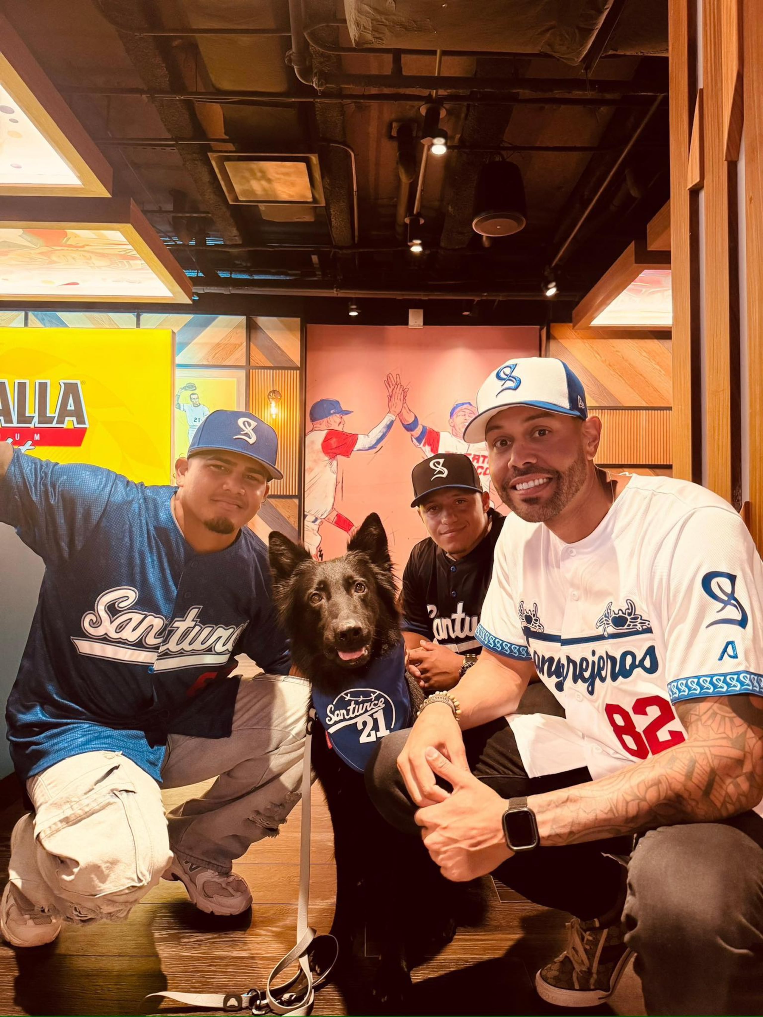 Los jugadores Rubén Castro, Brian Rey y Adalberto Flores junto a Salvatore