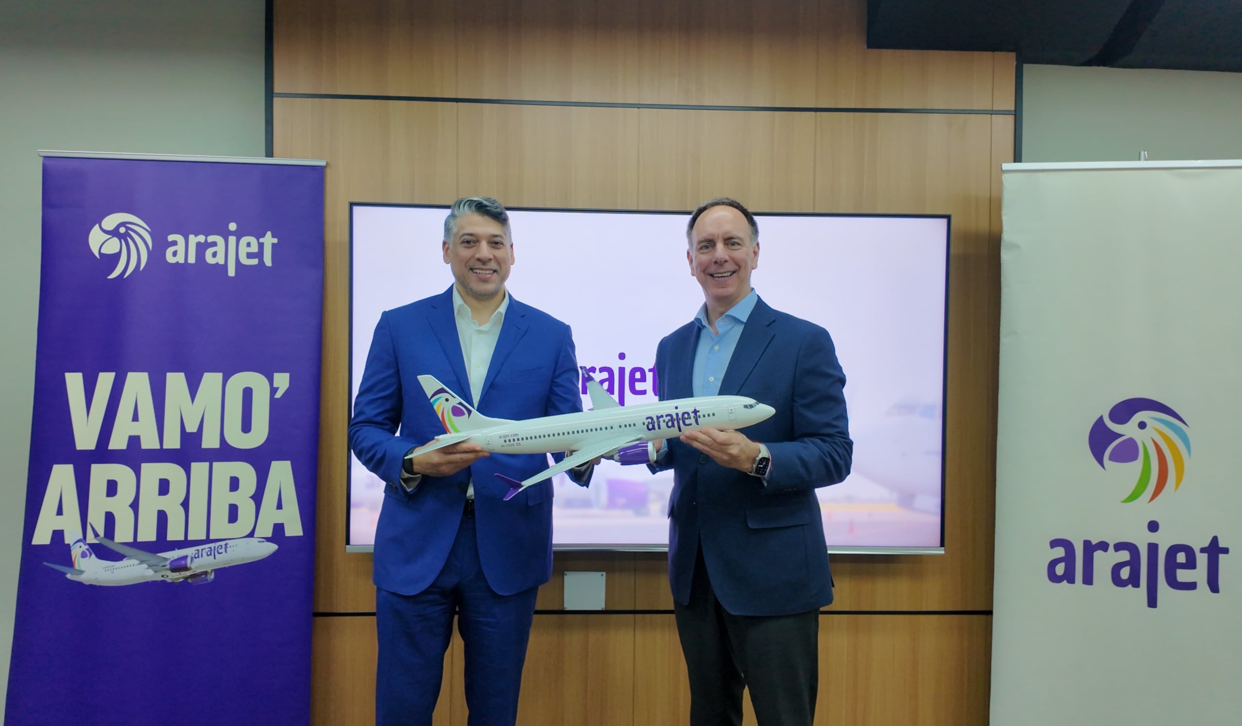 Víctor Pacheco Méndez, CEO y fundador de Arajet, y Peter Cerda, vicepresidente Regional Para Las Americas de IATA