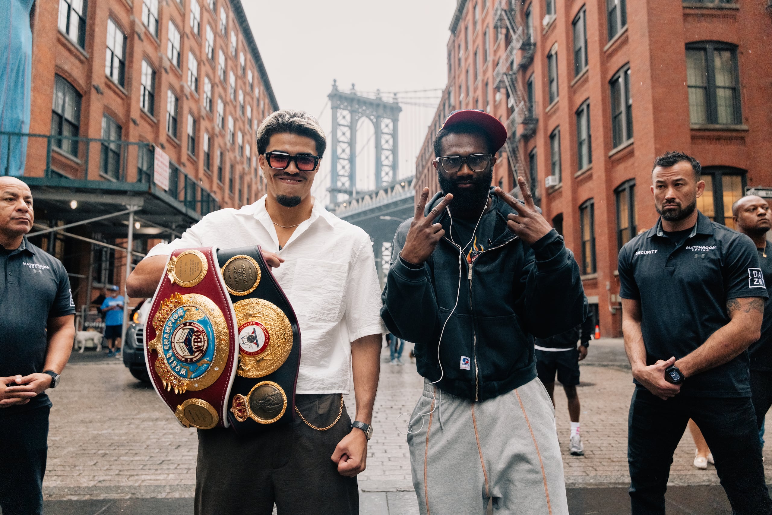 Xander Zayas frente a Jaron "Boots" Ennis en la ciudad de Brooklyn.