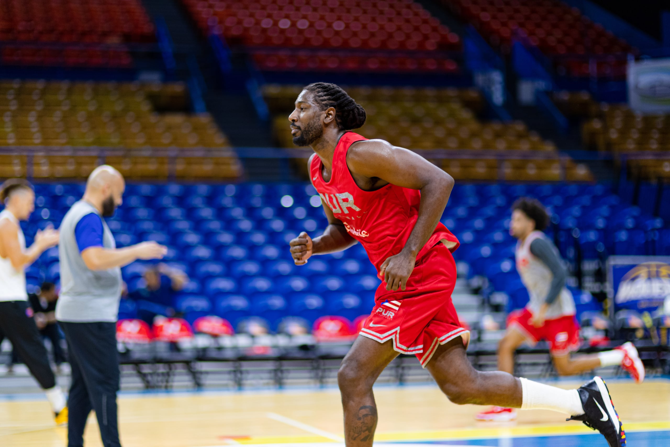 John Holland era una pieza importante para el Equipo Nacional de cara a la Copa del Mundo China 2019, pero se ausentó del grupo cuando hizo un reclamo económico que la Federación de Baloncesto no aceptó.
