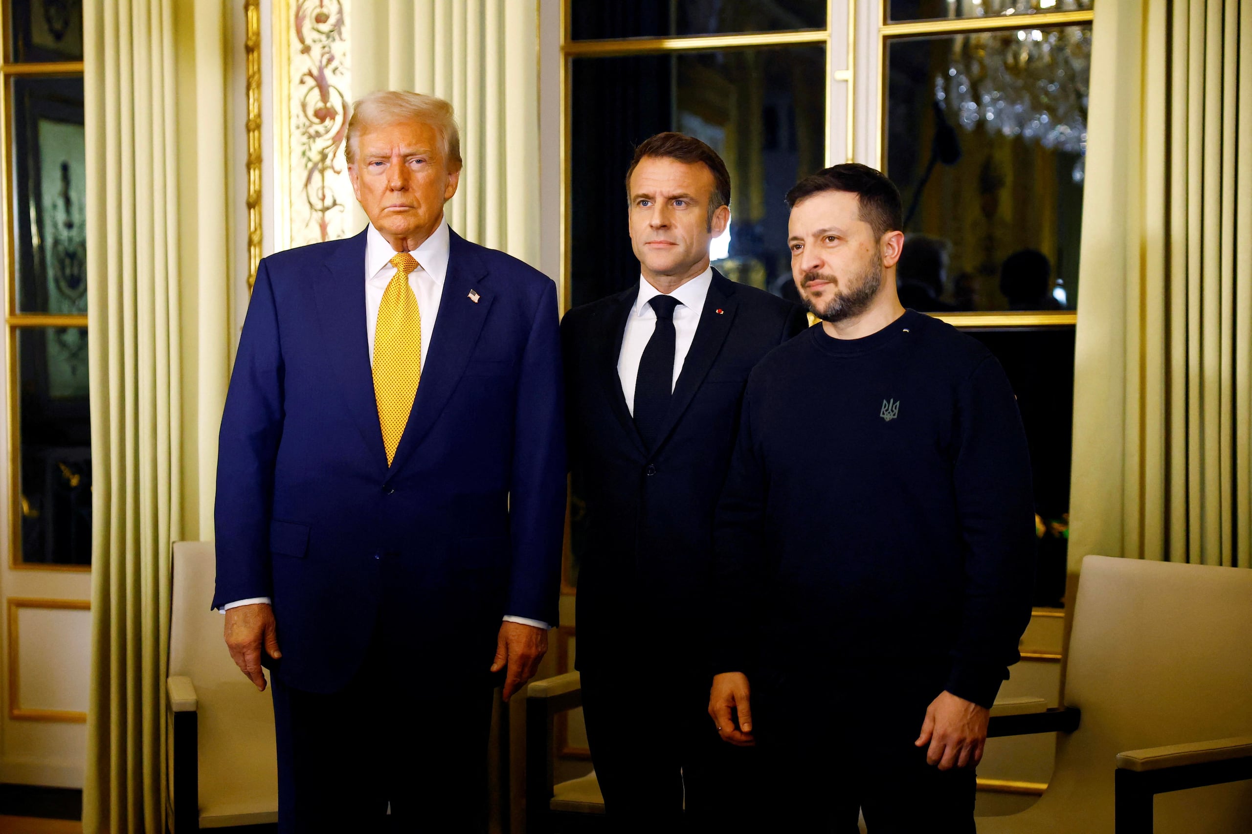 El presidente electo de Estados Unidos, Donald Trump (izquierda), se reunió este sábado con el presidente ucraniano, Volodímir Zelenski (derecha), en un encuentro en el que también participó como anfitrión el jefe del Estado francés, Emmanuel Macron, que los había invitado para las conmemoraciones de la reapertura de Notre Dame de París.
(EFE/EPA/SARAH MEYSSONNIER / POOL MAXPPP AFUERA)
