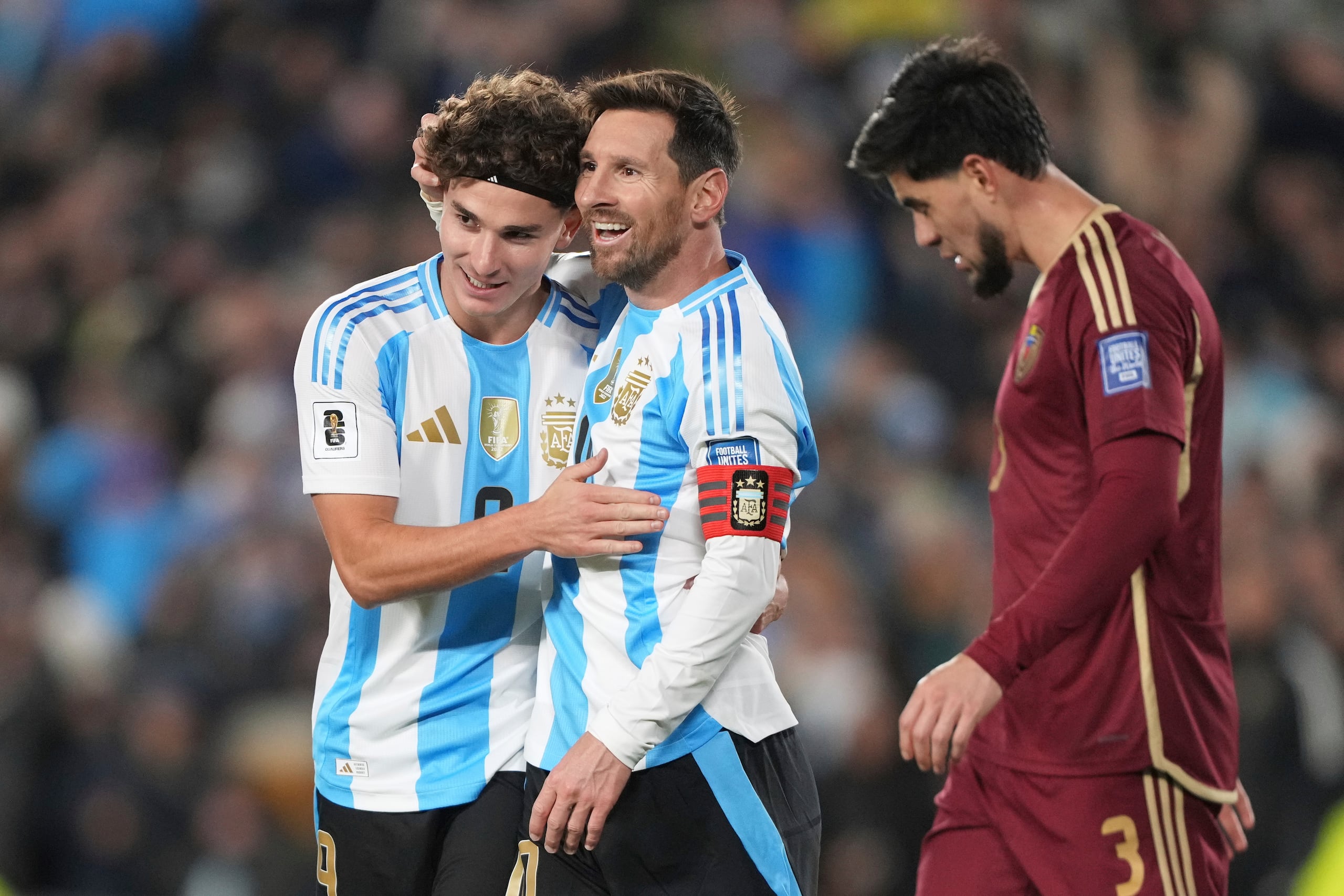 Lionel Messi, al centro, celebra un gol con Julian Álvarez.