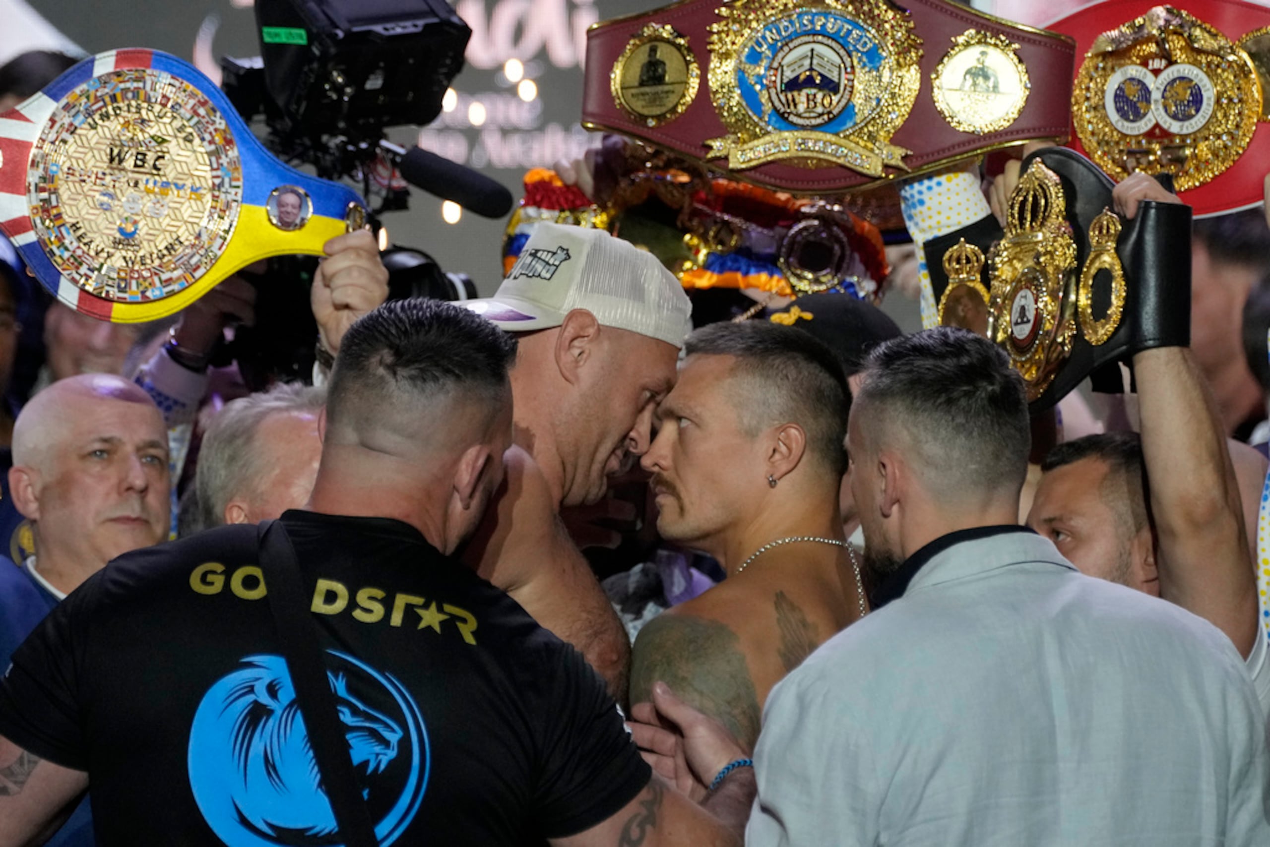 Tyson Fury (gorra blanca) y Oleksandr Usyk fueron separados después del pesaje.