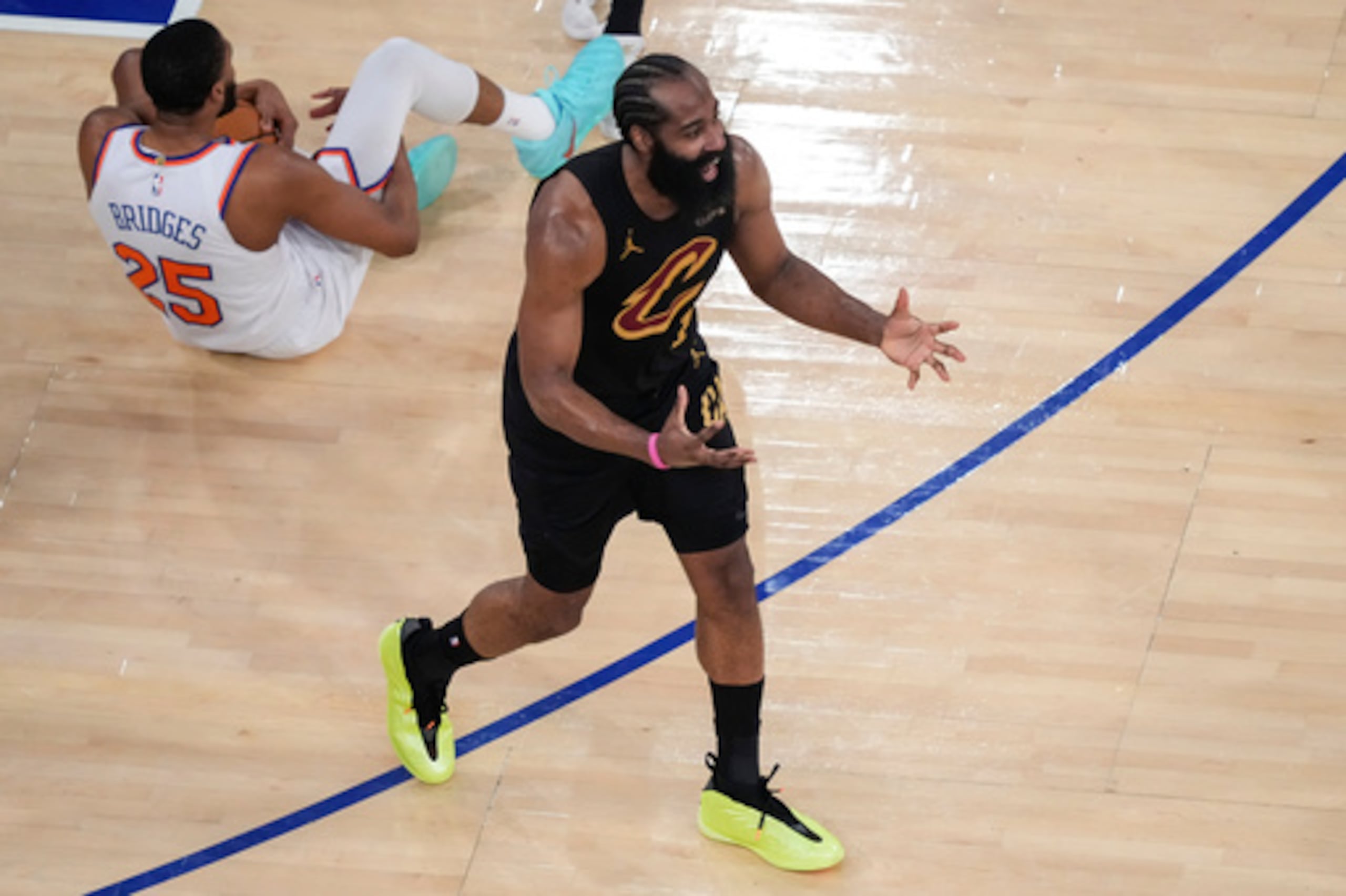 El escolta de los Cleveland Cavaliers James Harden (1) reacciona después de hacer una falta al escolta de los New York Knicks Mikal Bridges (25) durante la segunda mitad del Juego 1 de la serie final de la Conferencia Este de los playoffs de baloncesto de la NBA el martes 19 de mayo de 2026, en Nueva York. (AP Photo/Yuki Iwamura)