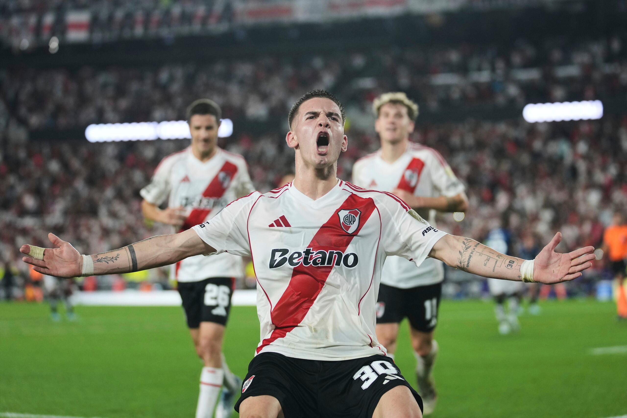 Franco Mastantuono celebra tras anotar un penal ante Independiente del Valle de Ecuador durante un partido de la Copa Libertadores en el Estadio Monumental en Buenos Aires, Argentina, el jueves 15 de mayo de 2025. (Foto AP/Gustavo Garello)