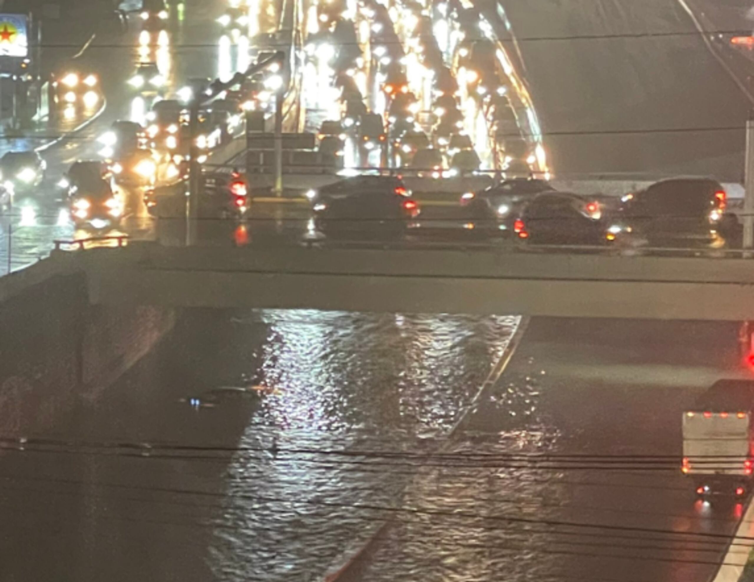 El expreso Román Boldorioty de Castro, entre San Juan y Carolina, quedó intransitable, debido a las intensas lluvias del viernes, 27 de octubre.