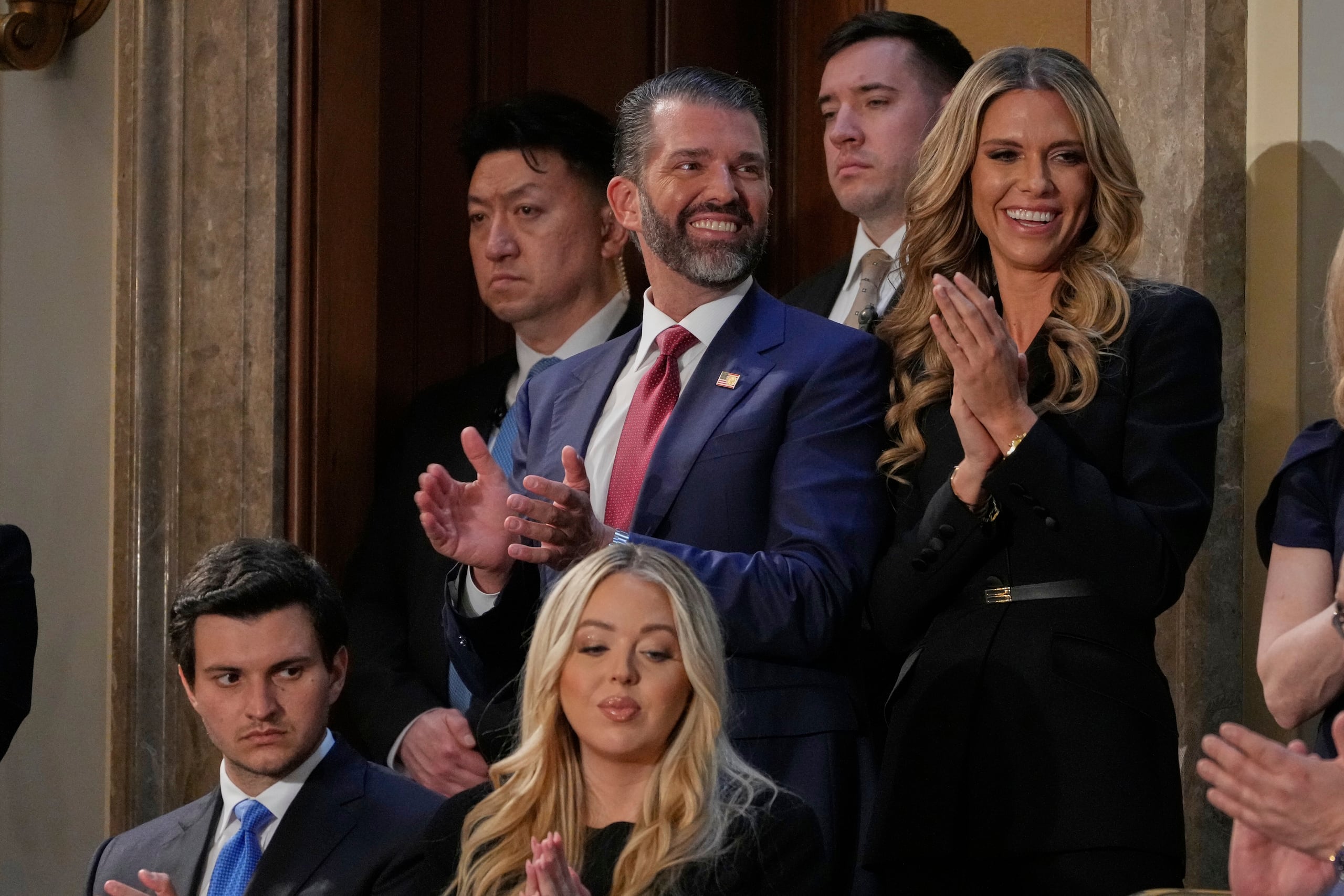 Donald Trump Jr. y Bettina Anderson, junto a Tiffany Trump y su esposo Michael Boulos, aplauden mientras el presidente Donald Trump se dirige a una sesión conjunta del Congreso en la Cámara de Representantes el 4 de marzo de 2025.