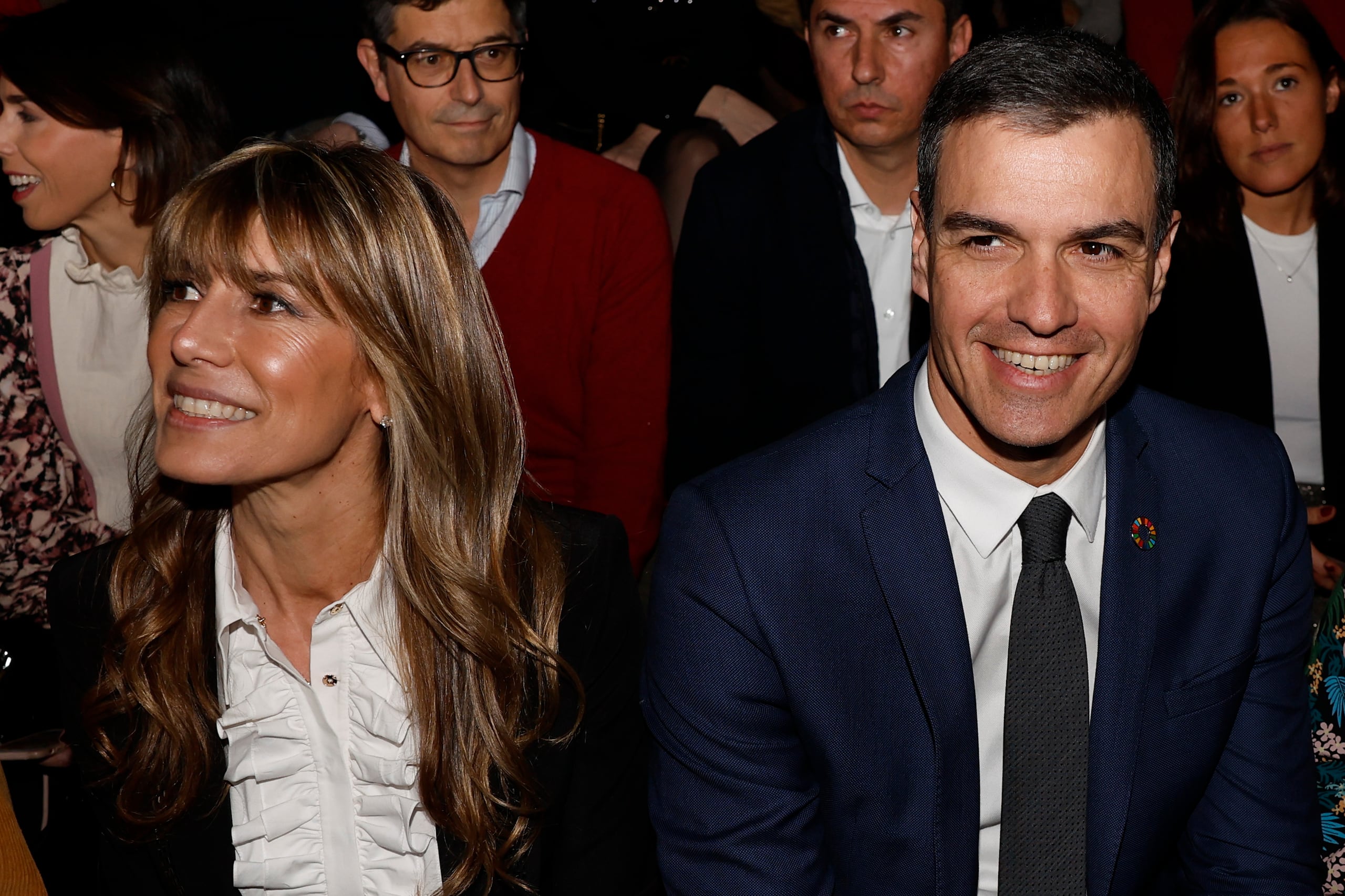 El presidente del Gobierno de España Pedro Sánchez (derecha), y su esposa María Begoña Gómez (izquierda).