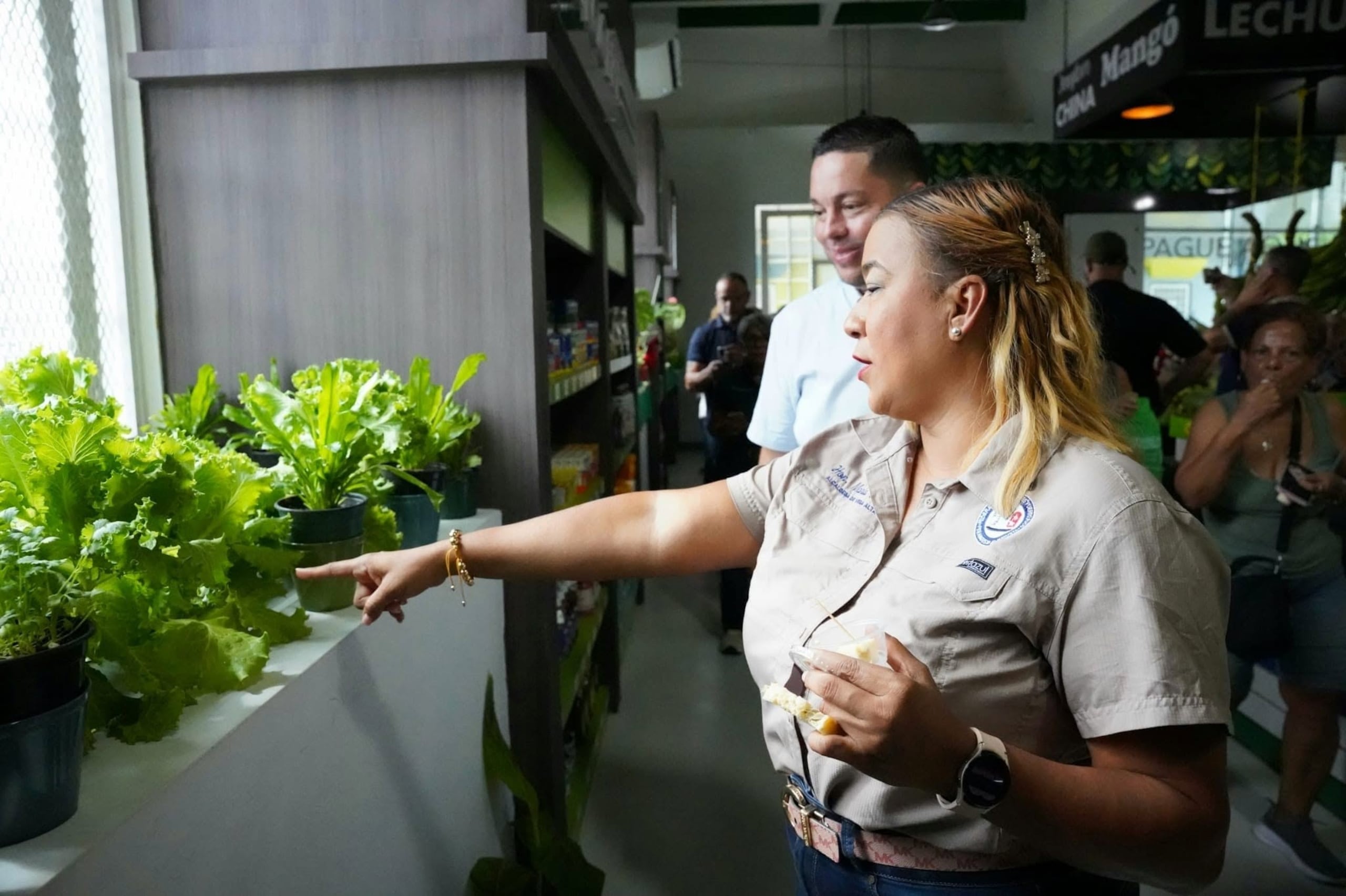 La alcaldesa María M. Vega Pagán encabezó la inauguración de la nueva Plaza del Mercado Boutique & Coffee Shop en el casco tradicional de Vega Alta, junto a comerciantes locales y funcionarios gubernamentales.