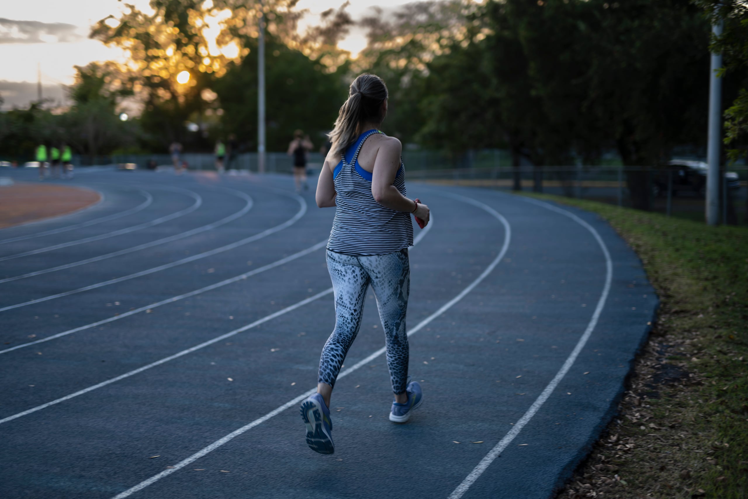 En los participantes que cumplieron con los 150 minutos recomendados de actividad física moderada a vigorosa o más, los efectos de la conducta sedentaria sobre los riesgos de fibrilación auricular y de infarto de miocardio se redujeron sustancialmente.