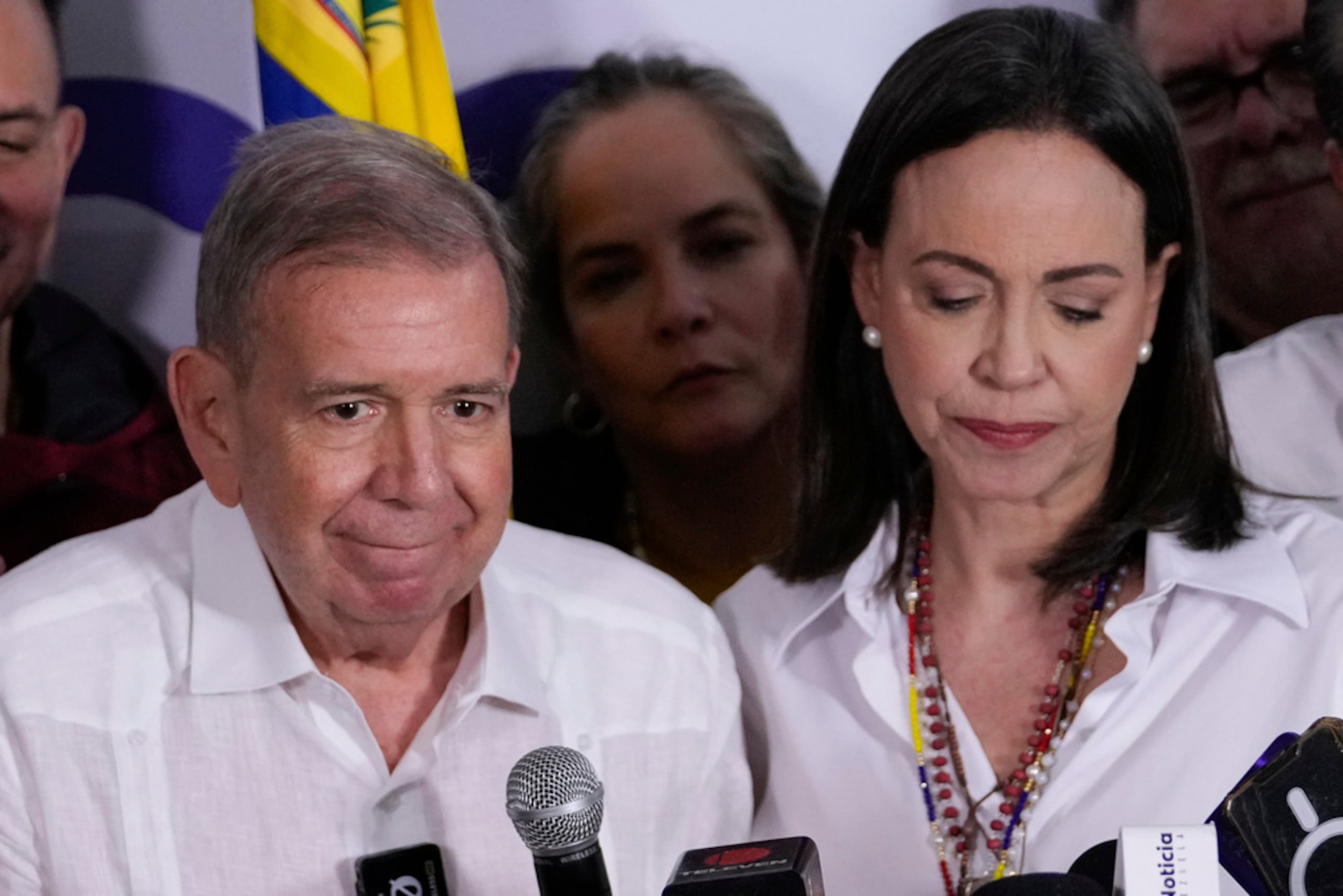 La líder opositora María Corina Machado, a la derecha, y el candidato presidencial Edmundo González ofrecen una conferencia de prensa después de que las autoridades electorales declararan al presidente Nicolás Maduro como ganador de las elecciones presidenciales en Caracas, Venezuela, el lunes 29 de julio de 2024. (Foto AP/Matias Delacroix)