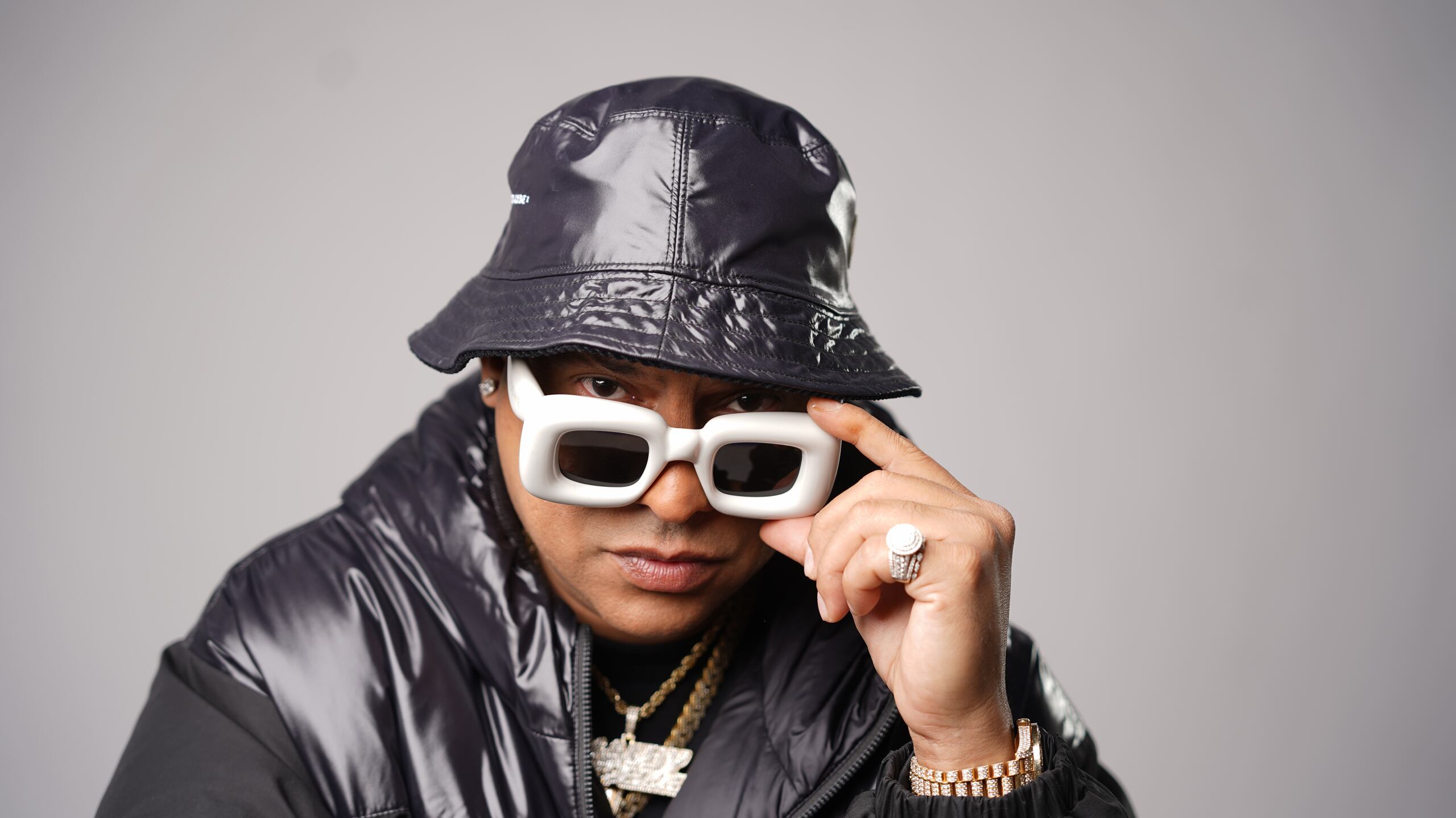 Su primer álbum como solista, “Sicalipsis”, lo lanzó a finales de 2019.