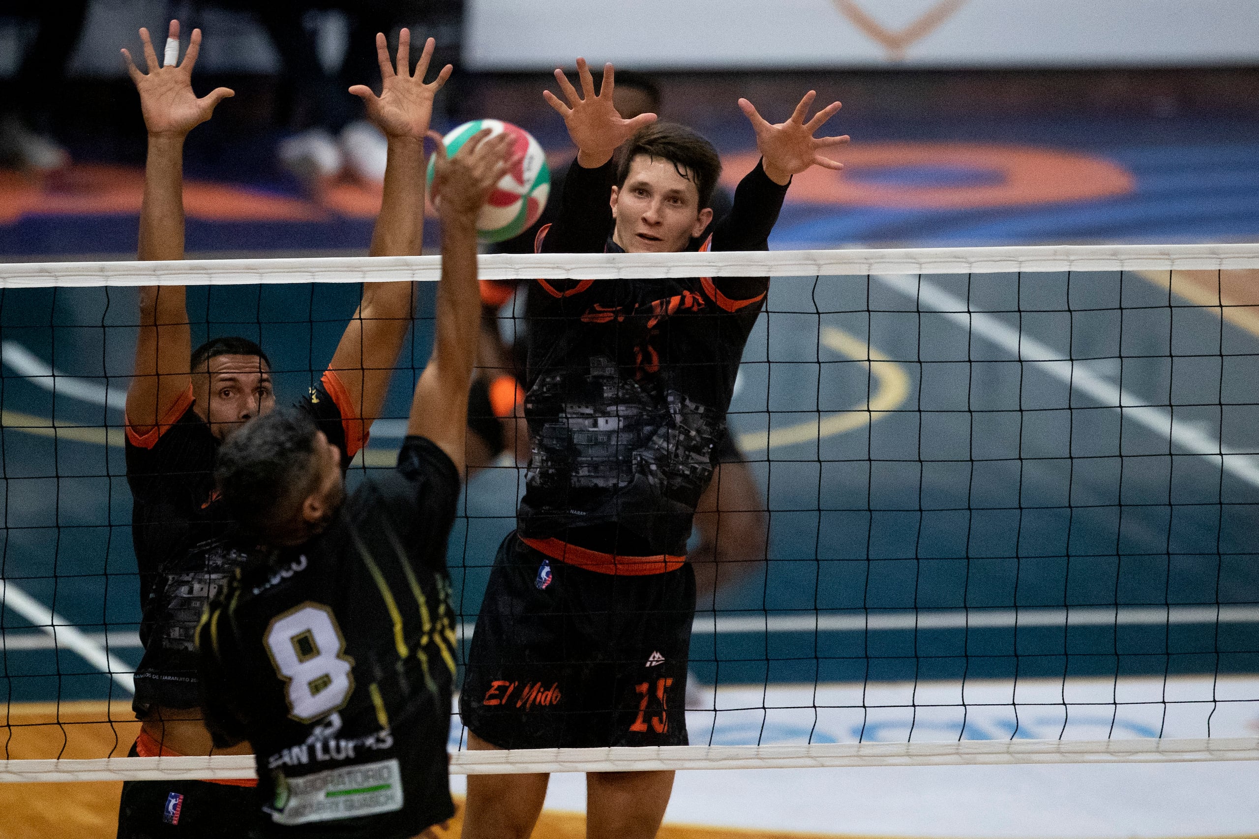 Jonathan Rodríguez (jugador de la derecha bloqueando).