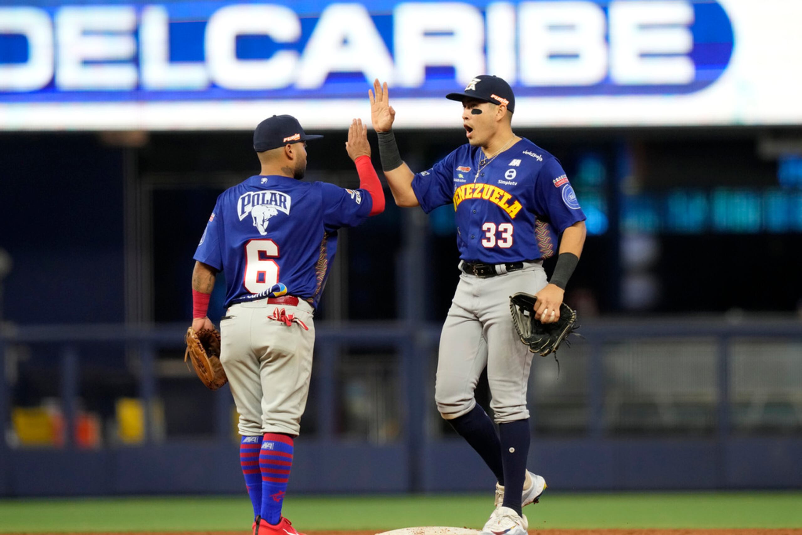 Alexi Amarista y Ramon Flores, de los Tiburones de la Guaira de Venezuela, se dan la mano tras vencer a los Curazao Suns .