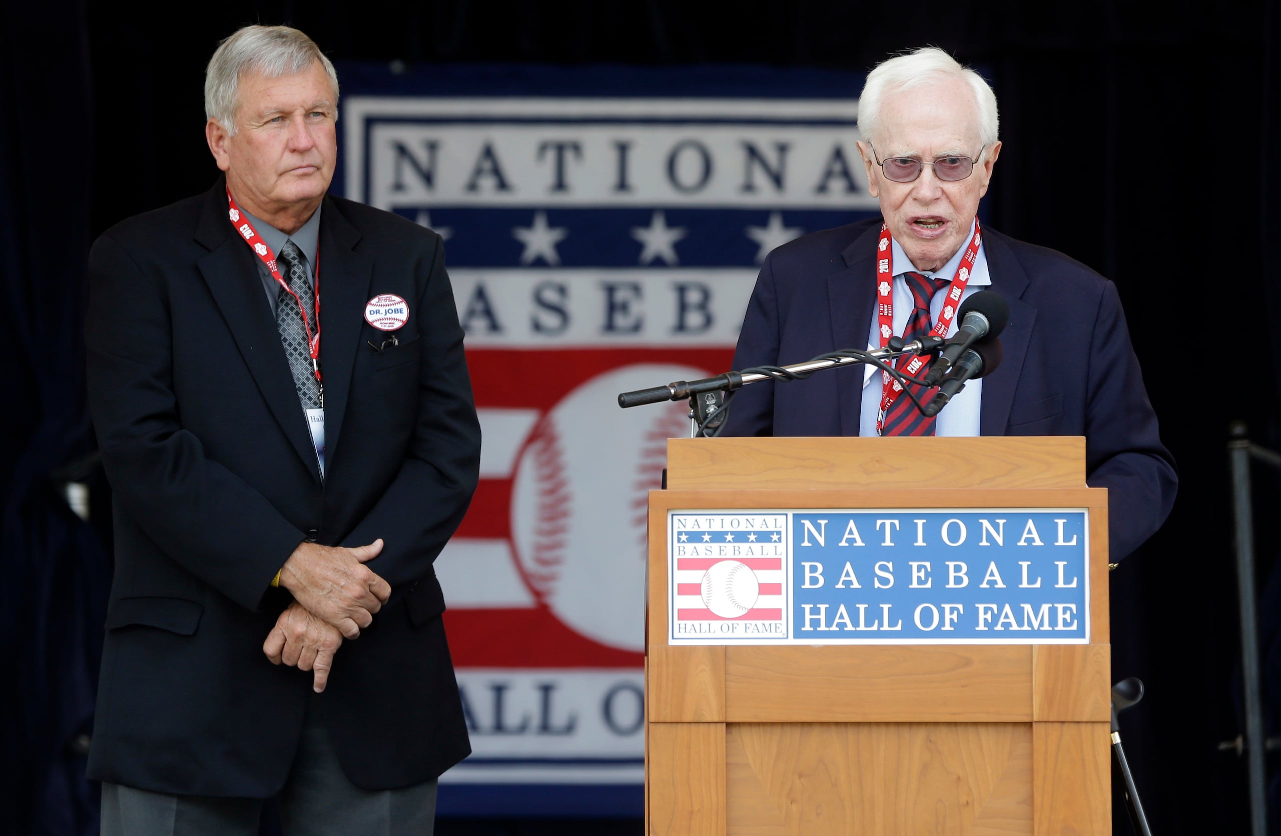 El doctor Frank Jobe (derecha) fue el responsable de crear el procedimiento quirúrgico para reconstruir el codo.