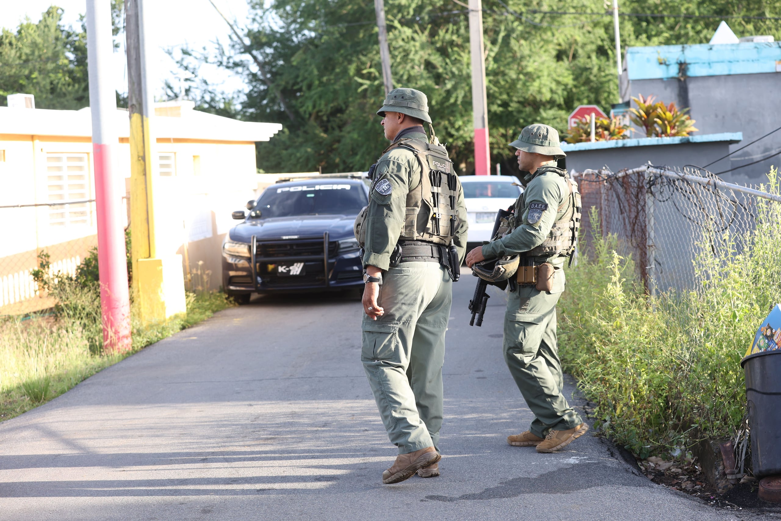Los agentes se disponen a allanar el segundo piso en busca de más material ilícito.