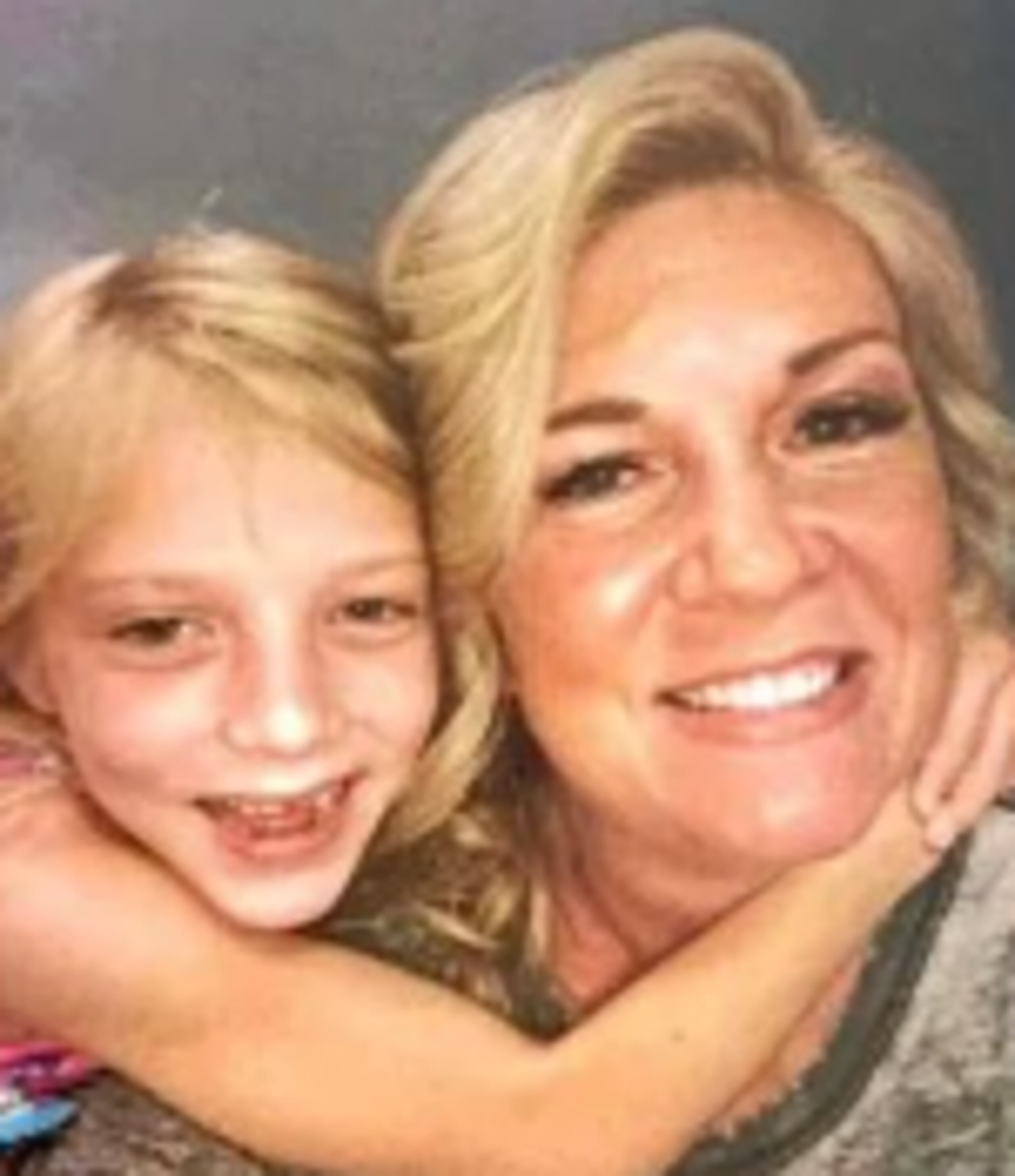 La niña desaparecida, Stella Brannen Salter, junto a su madre.