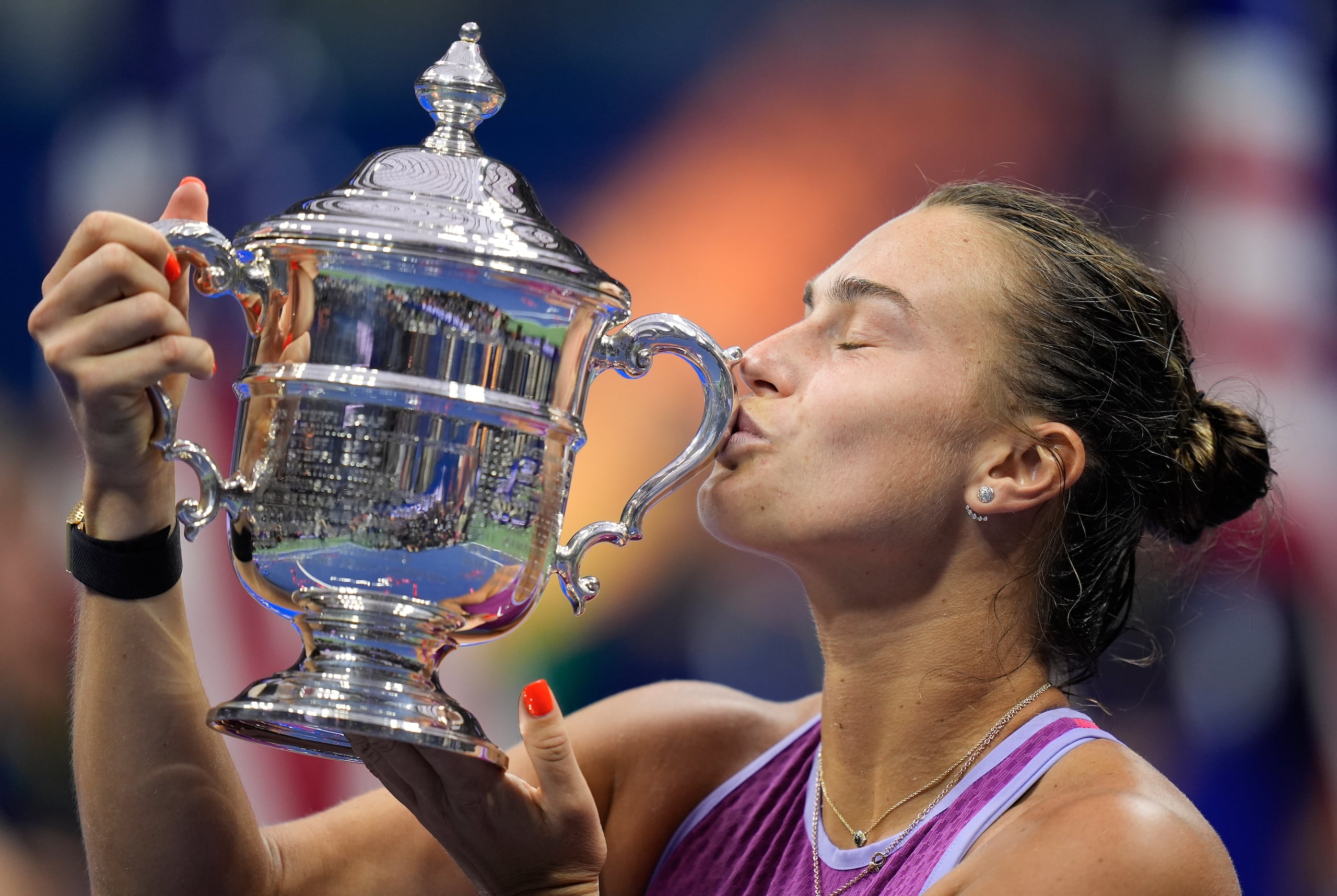 La bielorrusa Aryna Sabalenka besa el trofeo del US Open, tras vencer en la final a la local Jessica Pegula.