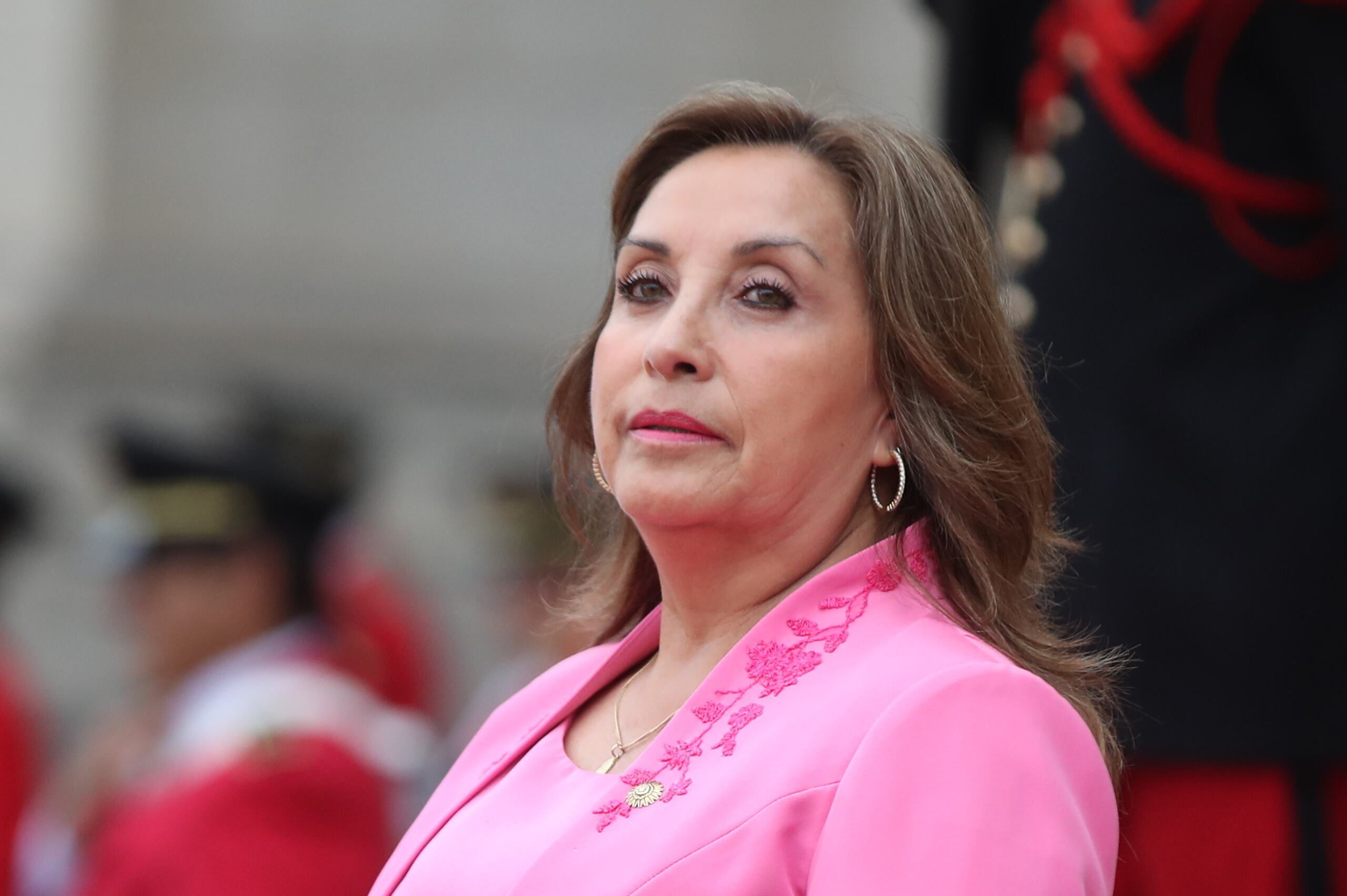 Según el documento, la mandataria ha sido observada con al menos tres relojes Rólex, que no han sido declarados como parte de su patrimonio.
