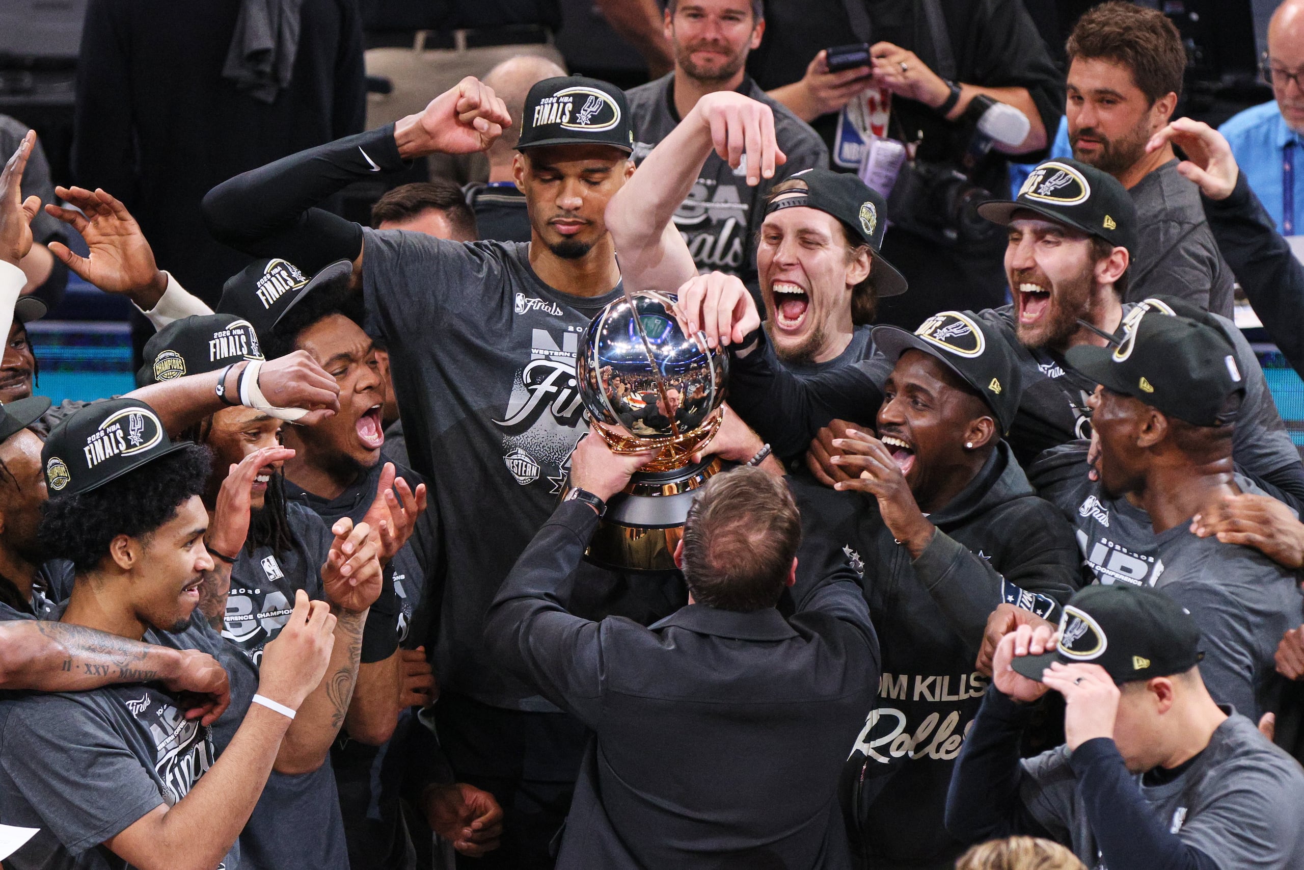 Los Spurs de San Antonio celebran tras derrotar al Thunder de Oklahoma City en las finales de la Conferencia Oeste de la serie de los playoffs de baloncesto de la NBA, el sábado 30 de mayo de 2026, en Oklahoma City. (Foto AP/Nate Billings)