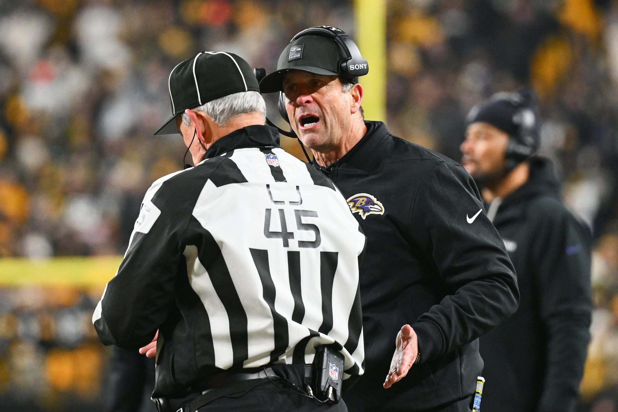 John Harbaugh, entrenador de los Ravens de Baltimore, discute con un árbitro en el partido ante los Steelers de Pittsburgh, el domingo 4 de enero de 2026 (AP Foto/Justin Berl)