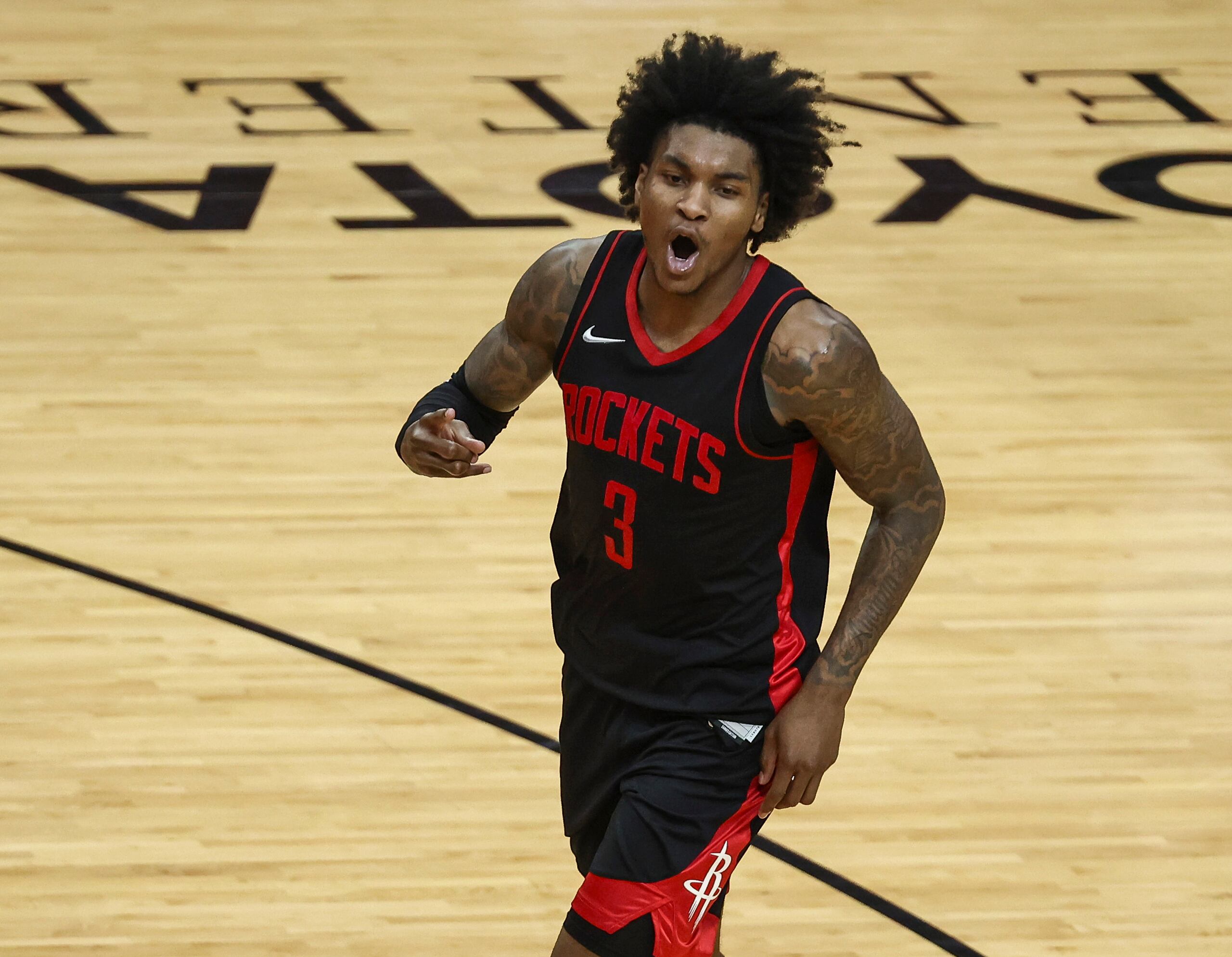Kevin Porter Jr., armador de los Rockets de Houston, celebra luego de atinar un triple ante los Bucks de Milwaukee.